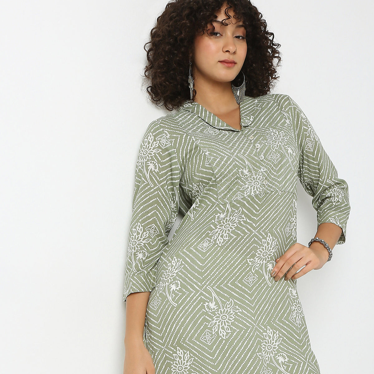 Straight Fit Printed Shawl Neck Kurta