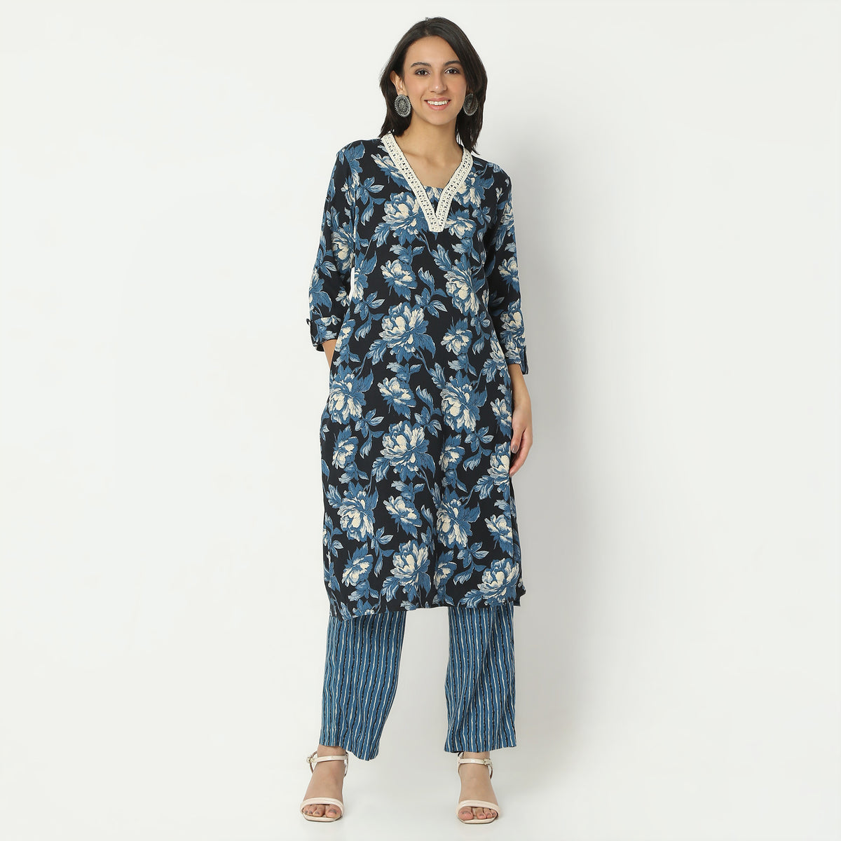Straight Fit Printed V-Neck Calf Length Kurta