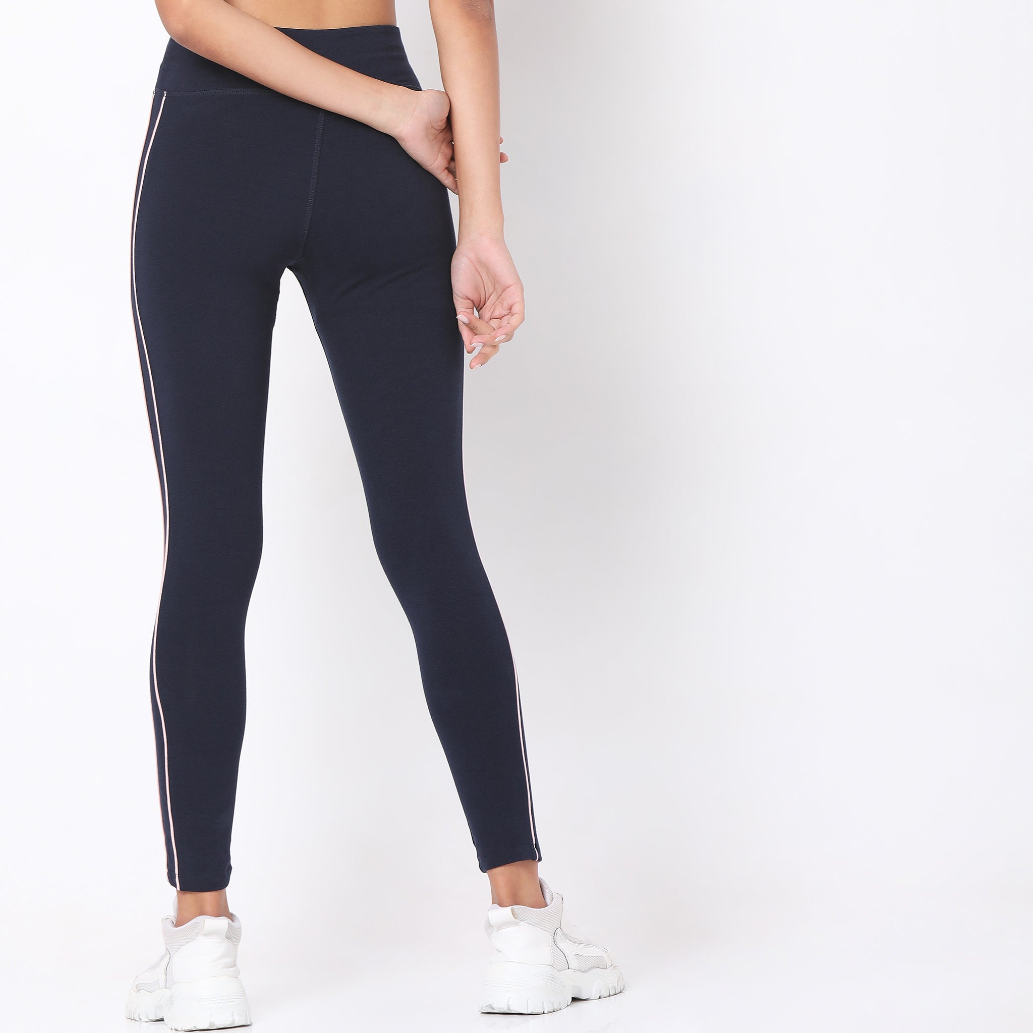 Women Wearing Relaxed Fit Solid Mid Rise Legging