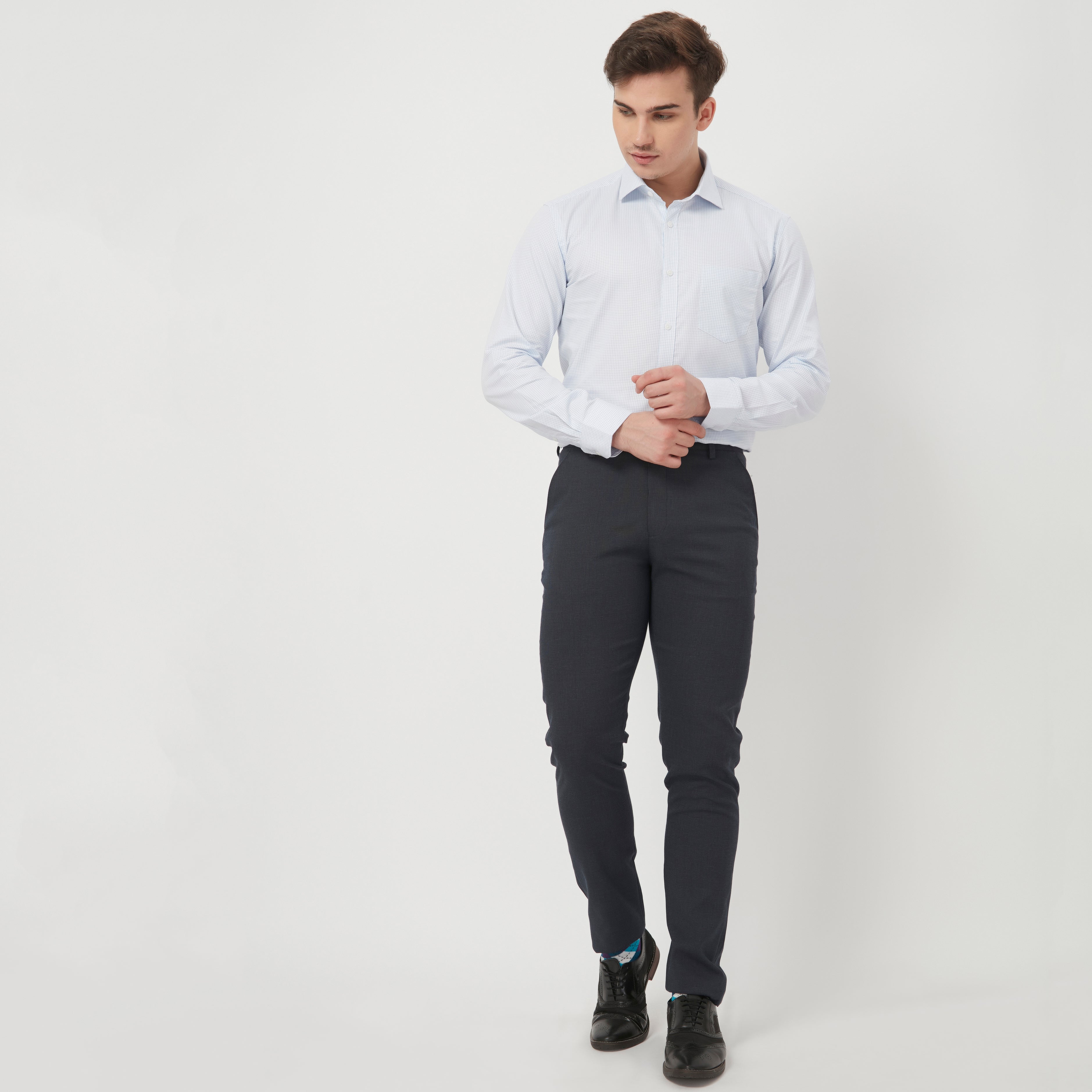 Men Wearing Regular Fit Checkered Mid Rise Trouser
