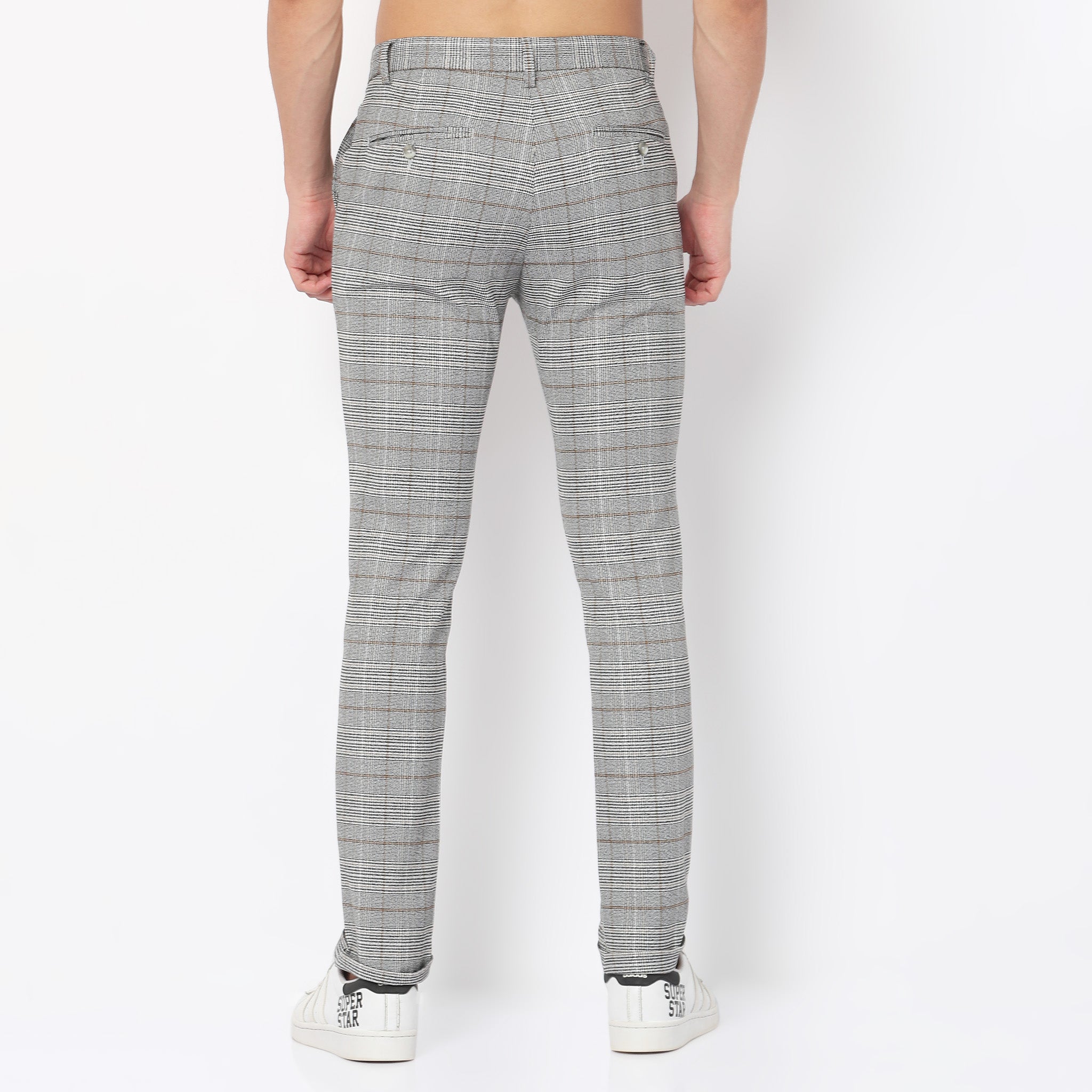 Men Wearing Slim Fit Checkered Mid Rise Chinos