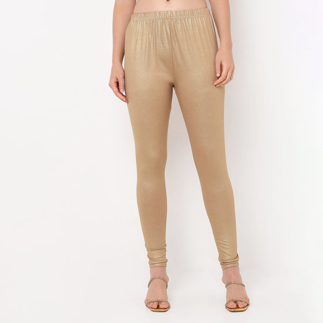 Women Wearing Slim Fit Solid Mid Rise Legging