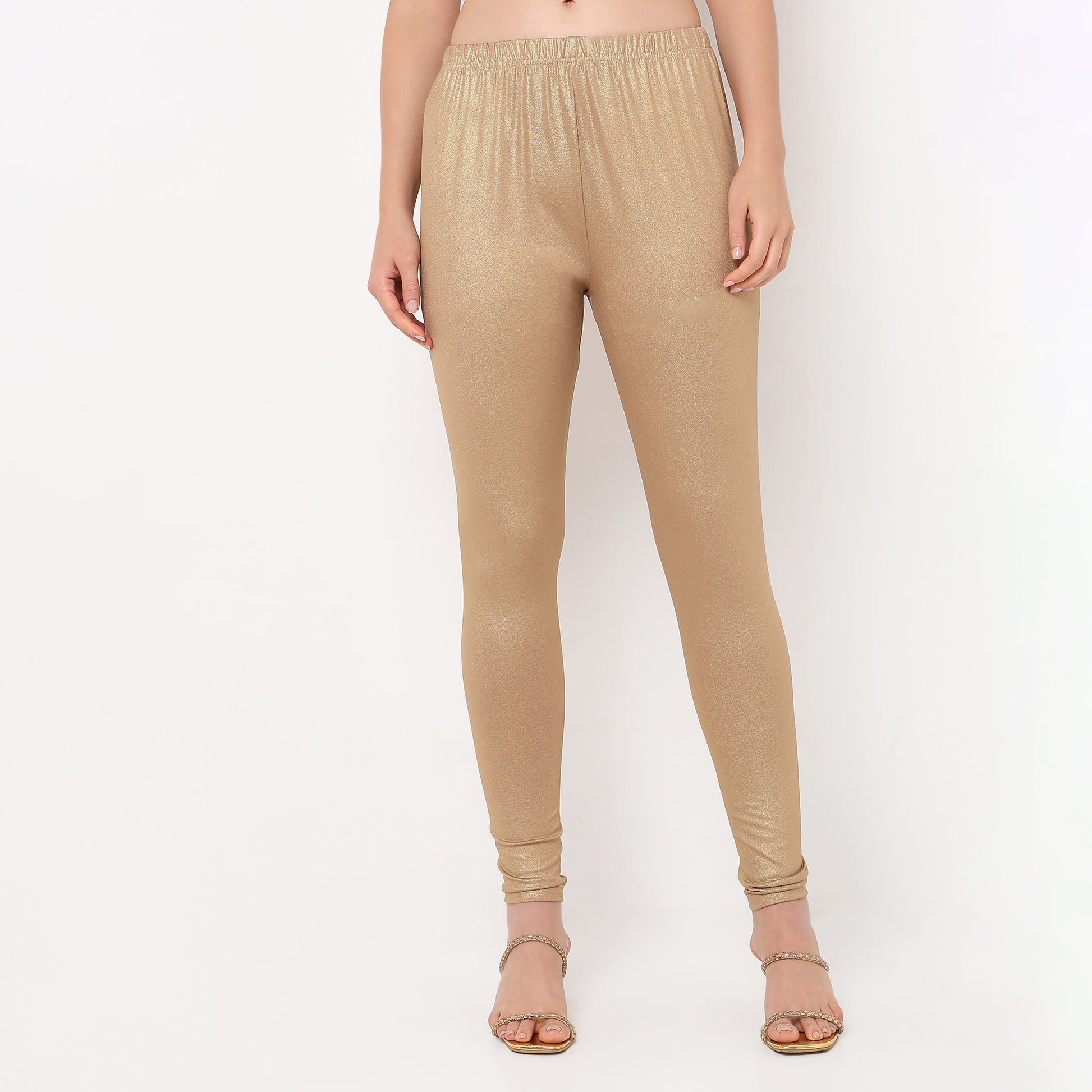 Women Wearing Slim Fit Solid Mid Rise Legging