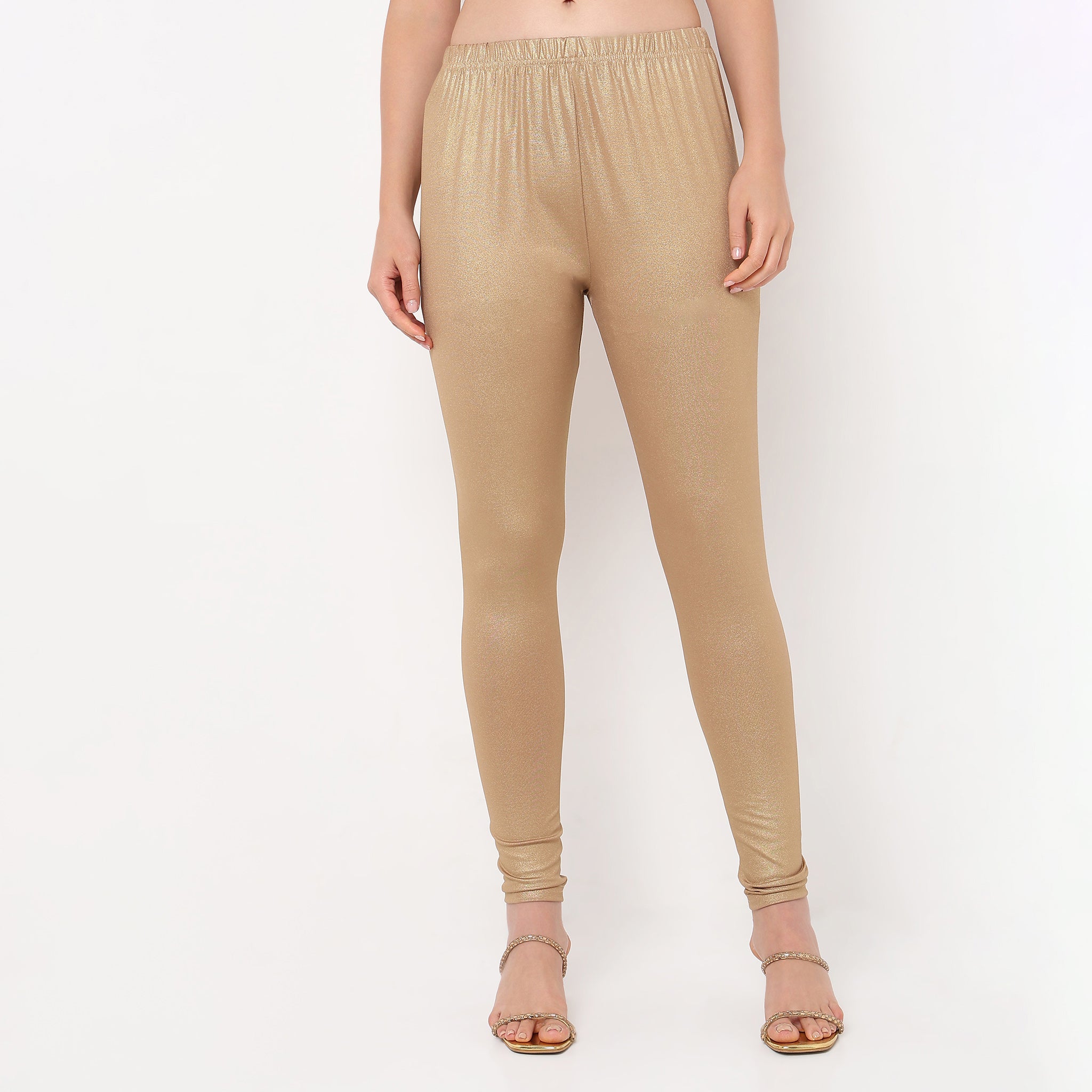 Women Wearing Slim Fit Solid Mid Rise Legging