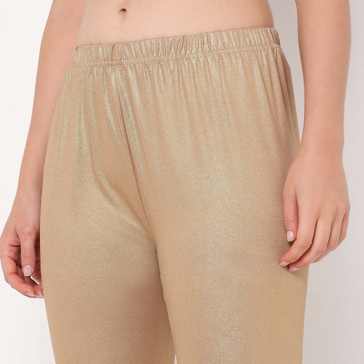 Women Wearing Slim Fit Solid Mid Rise Legging