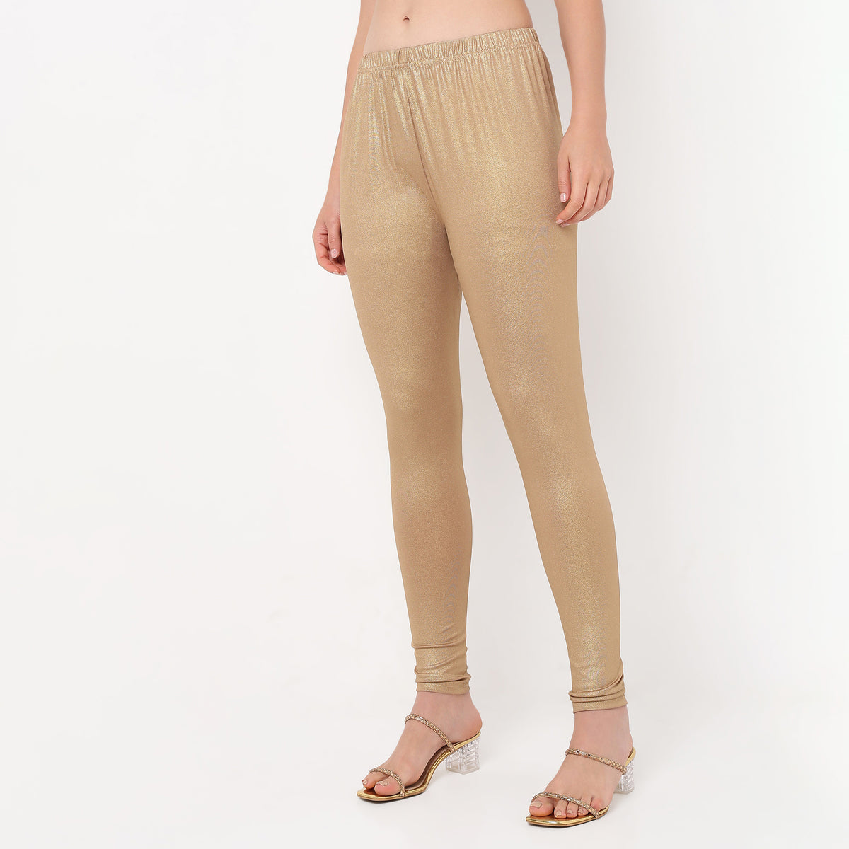 Women Wearing Slim Fit Solid Mid Rise Legging