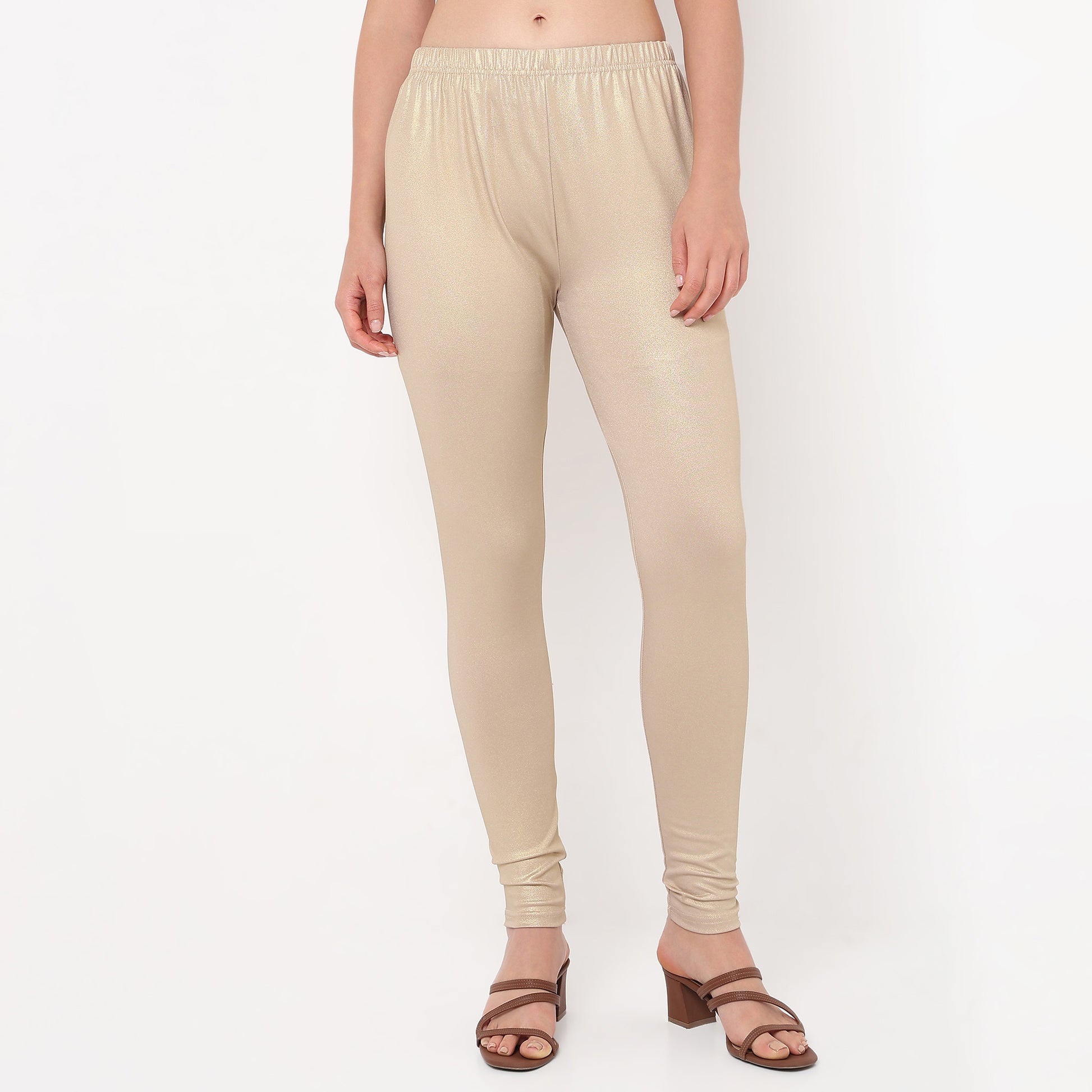 Women Wearing Slim Fit Solid Mid Rise Legging