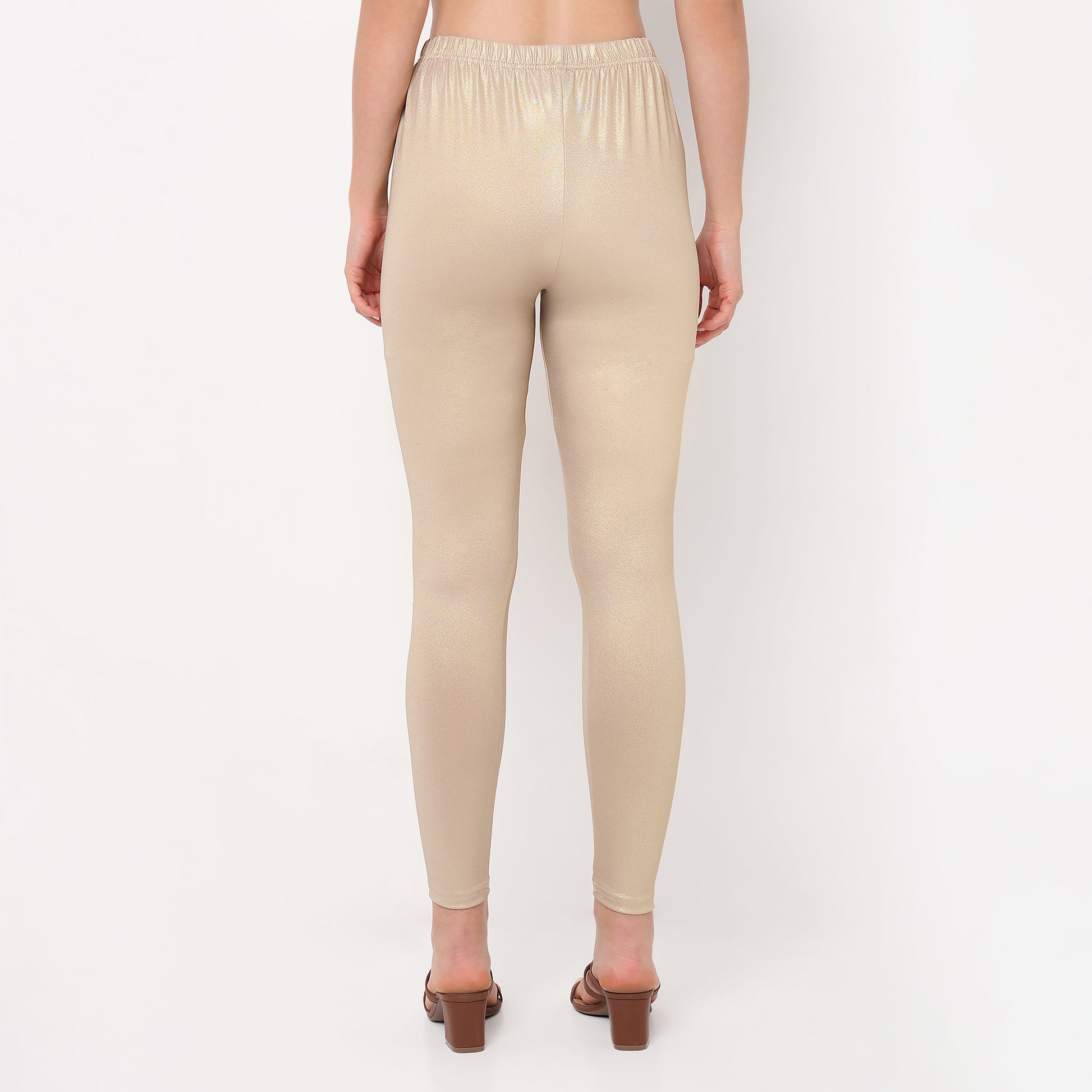 Women Wearing Slim Fit Solid Mid Rise Legging