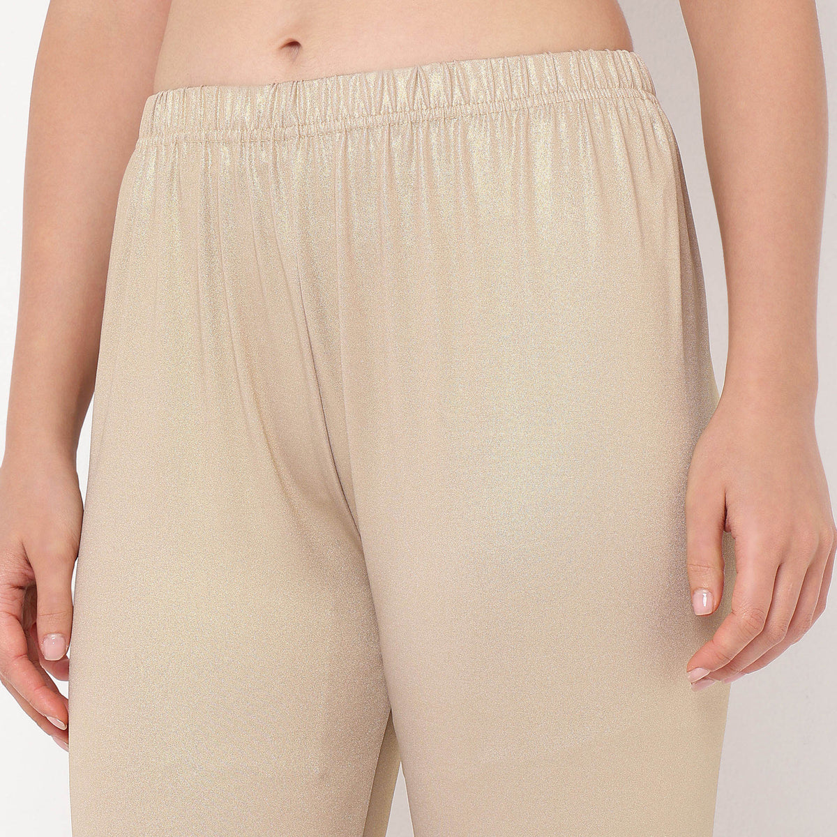 Women Wearing Slim Fit Solid Mid Rise Legging