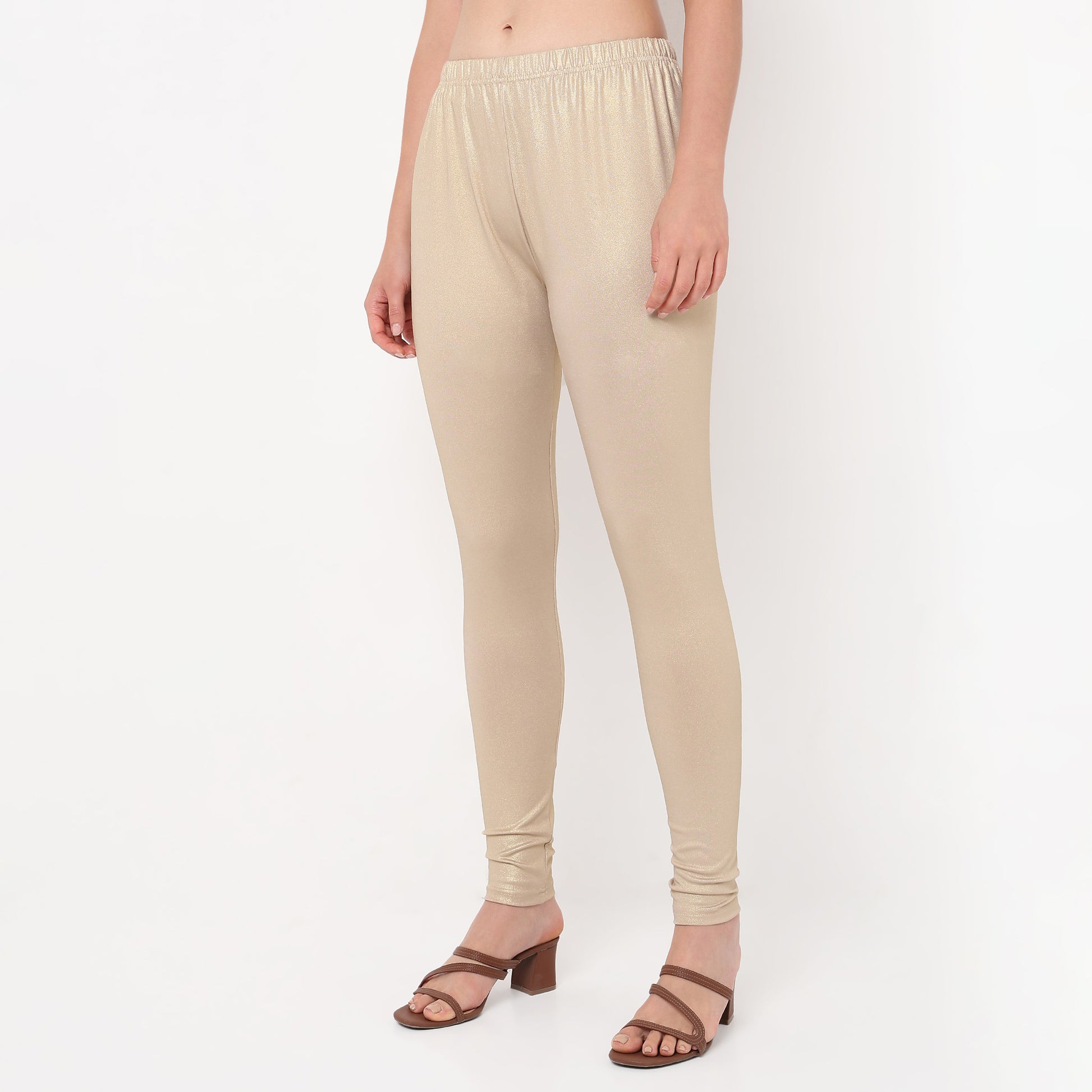 Women Wearing Slim Fit Solid Mid Rise Legging