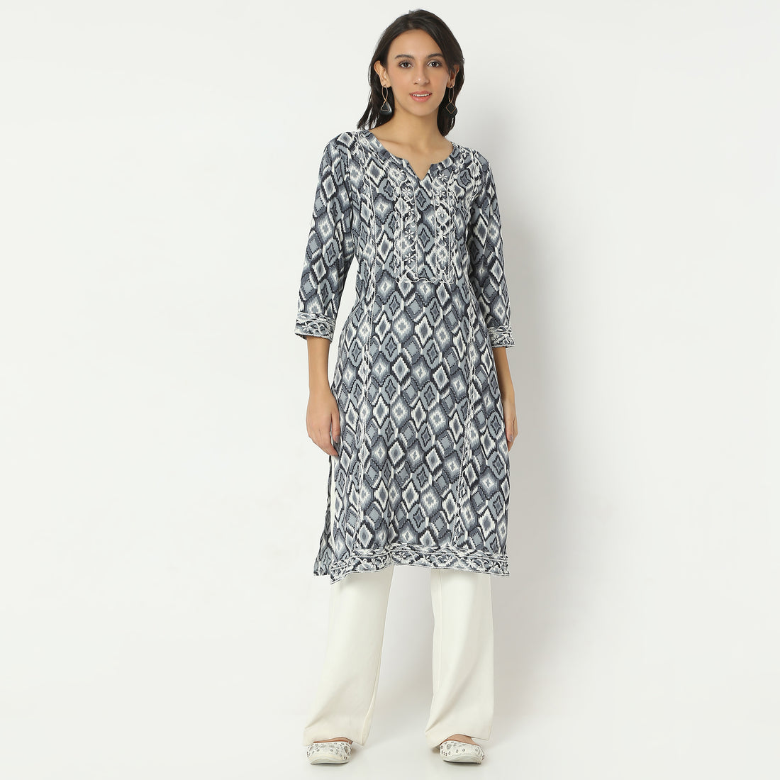 Straight Fit Floral Round Neck Knee Length Kurta