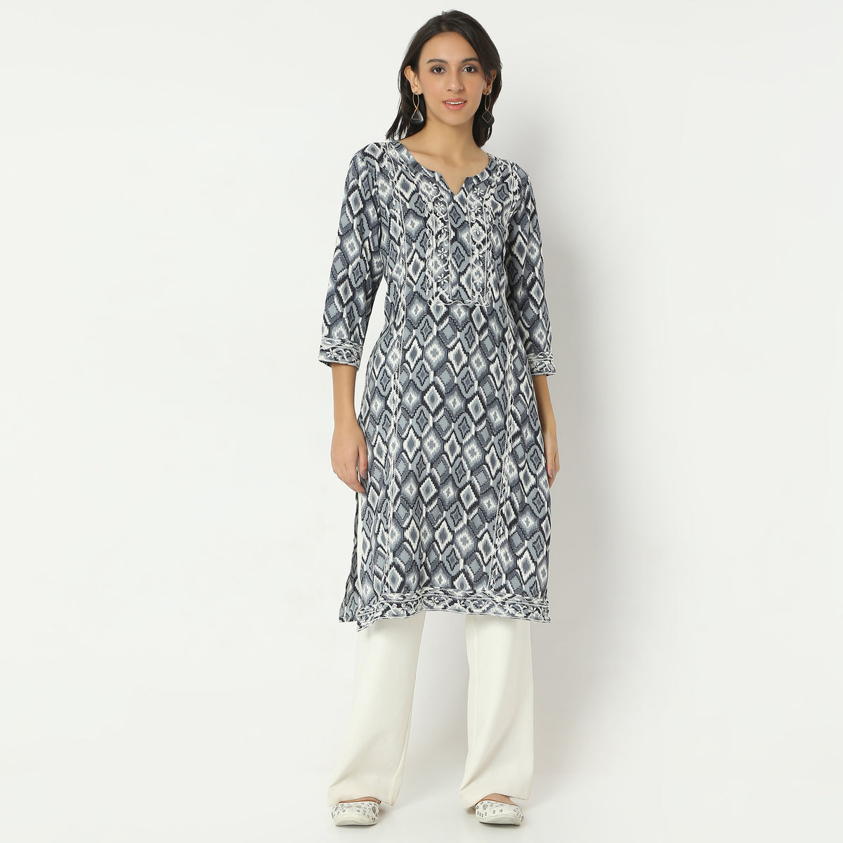 Straight Fit Floral Round Neck Knee Length Kurta