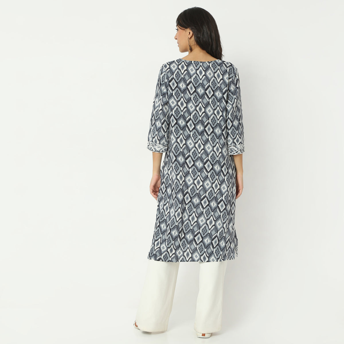 Straight Fit Floral Round Neck Knee Length Kurta