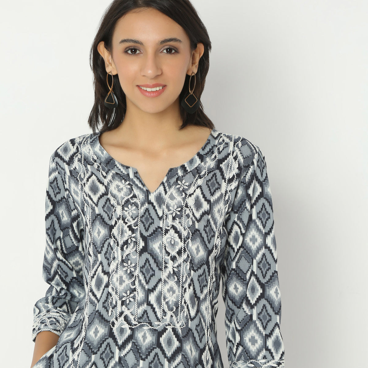 Straight Fit Floral Round Neck Knee Length Kurta