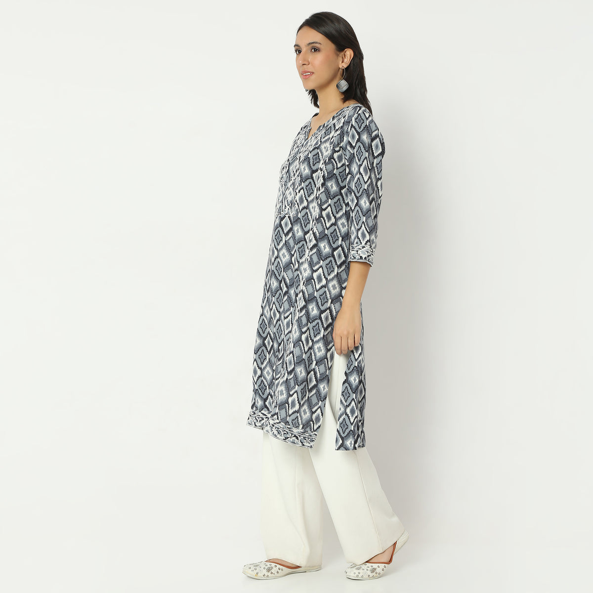 Straight Fit Floral Round Neck Knee Length Kurta