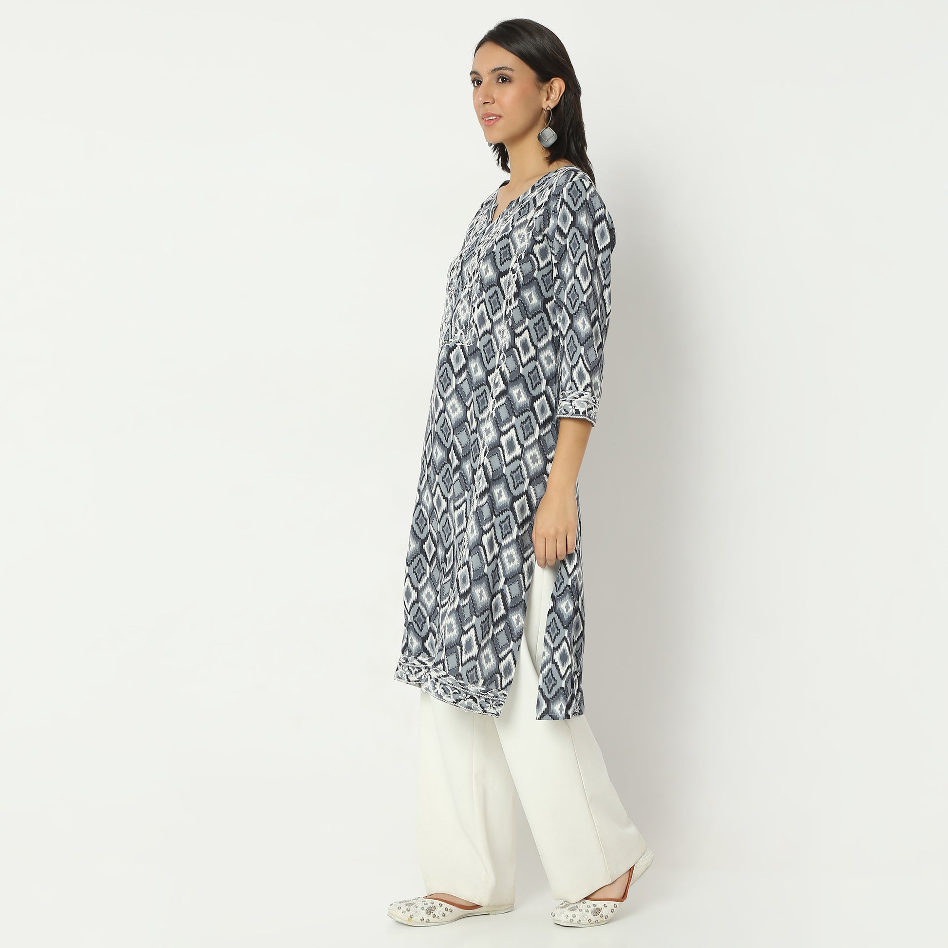 Straight Fit Floral Round Neck Knee Length Kurta