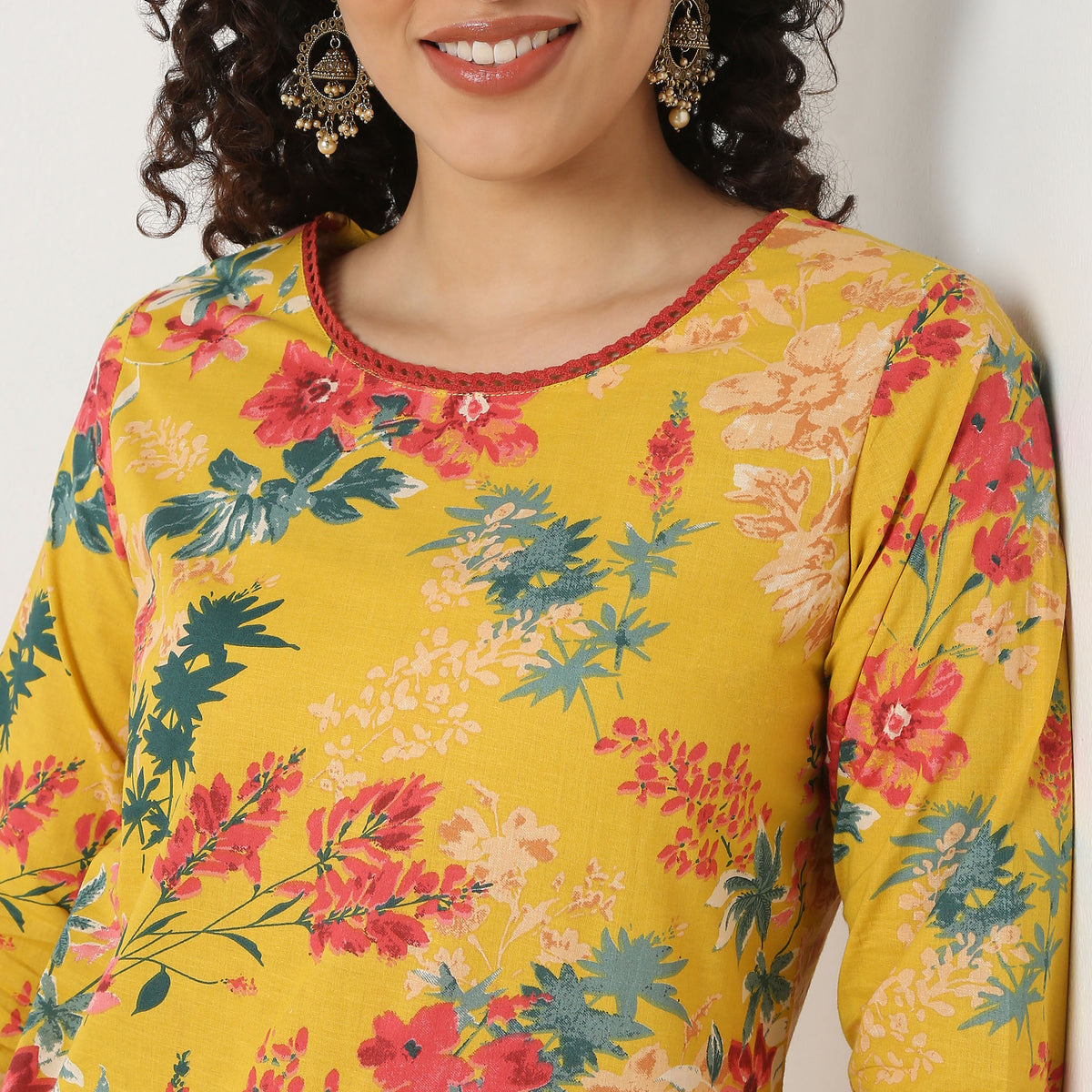 Round Neck Kurta With Lace Detailing