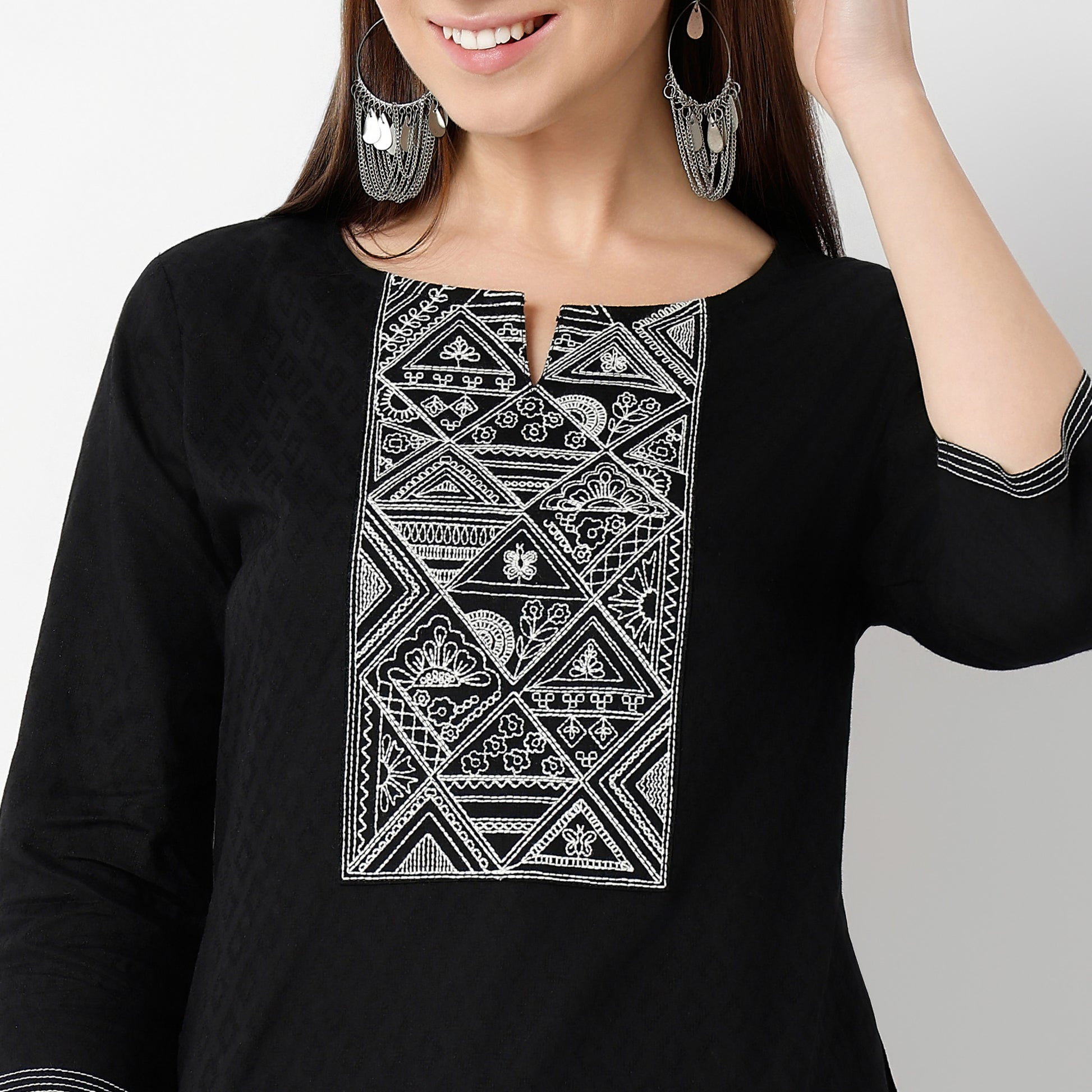 Straight Fit Embroidered Round Neck Kurta