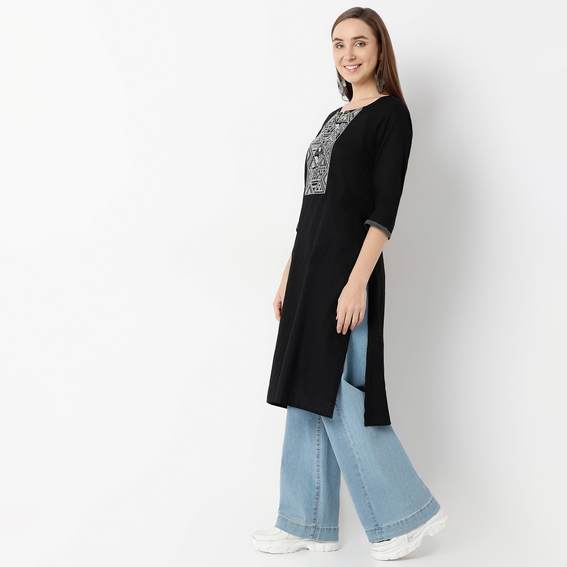 Straight Fit Embroidered Round Neck Kurta