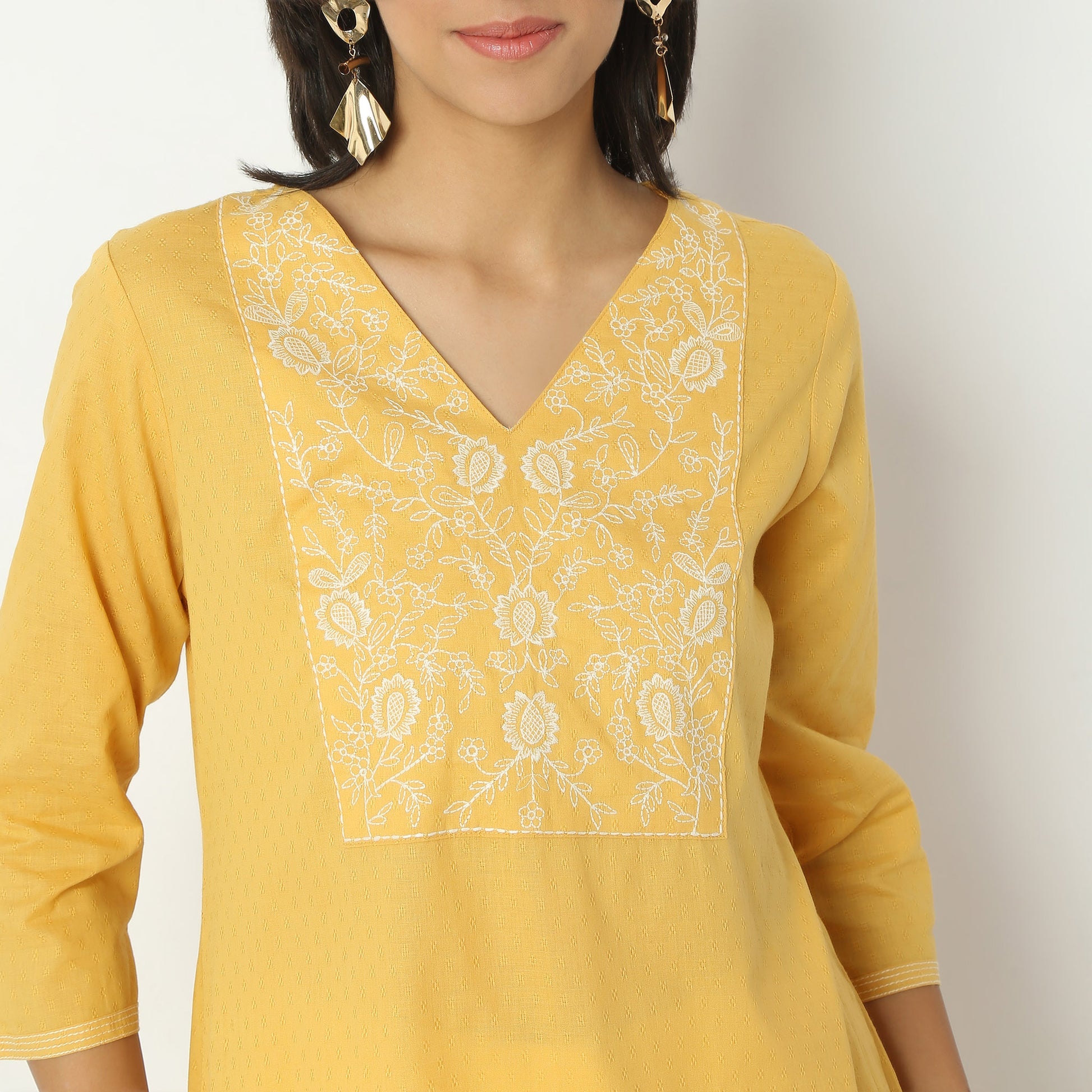 Straight Fit Embroiderd V-Neck Calf Length Kurta
