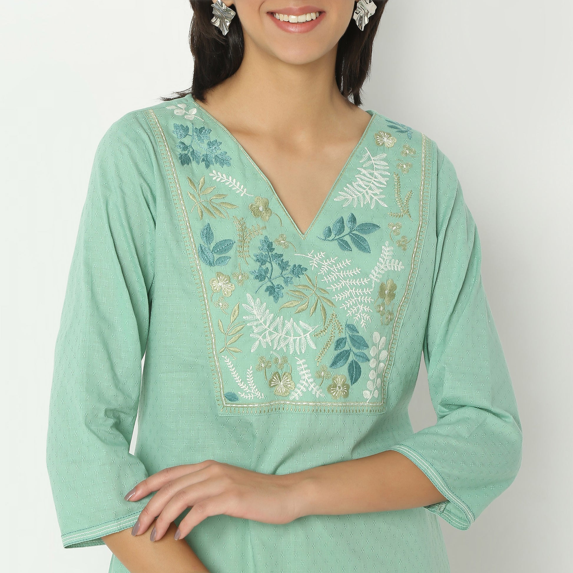 Regular Fit Embroiderd V-Neck Calf Length Kurta