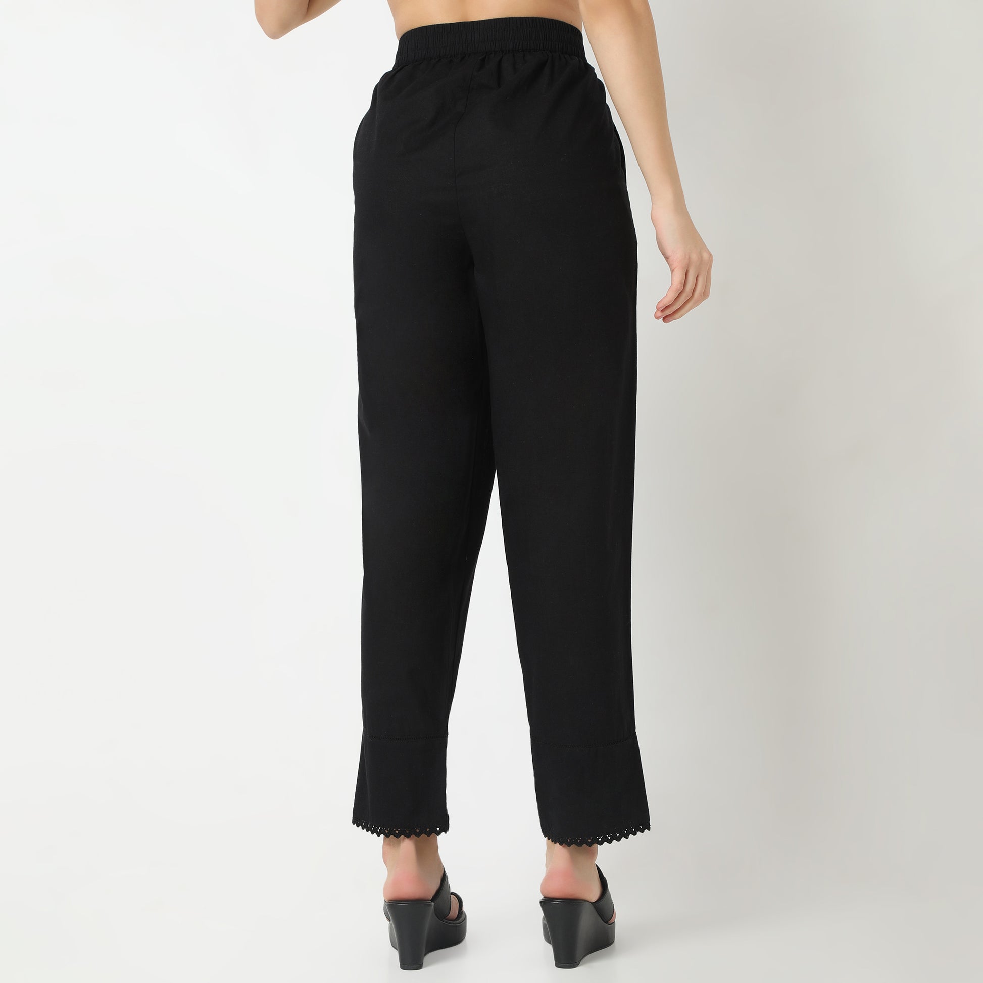 Straight Fit Solid Ankle Length Mid Rise Pants
