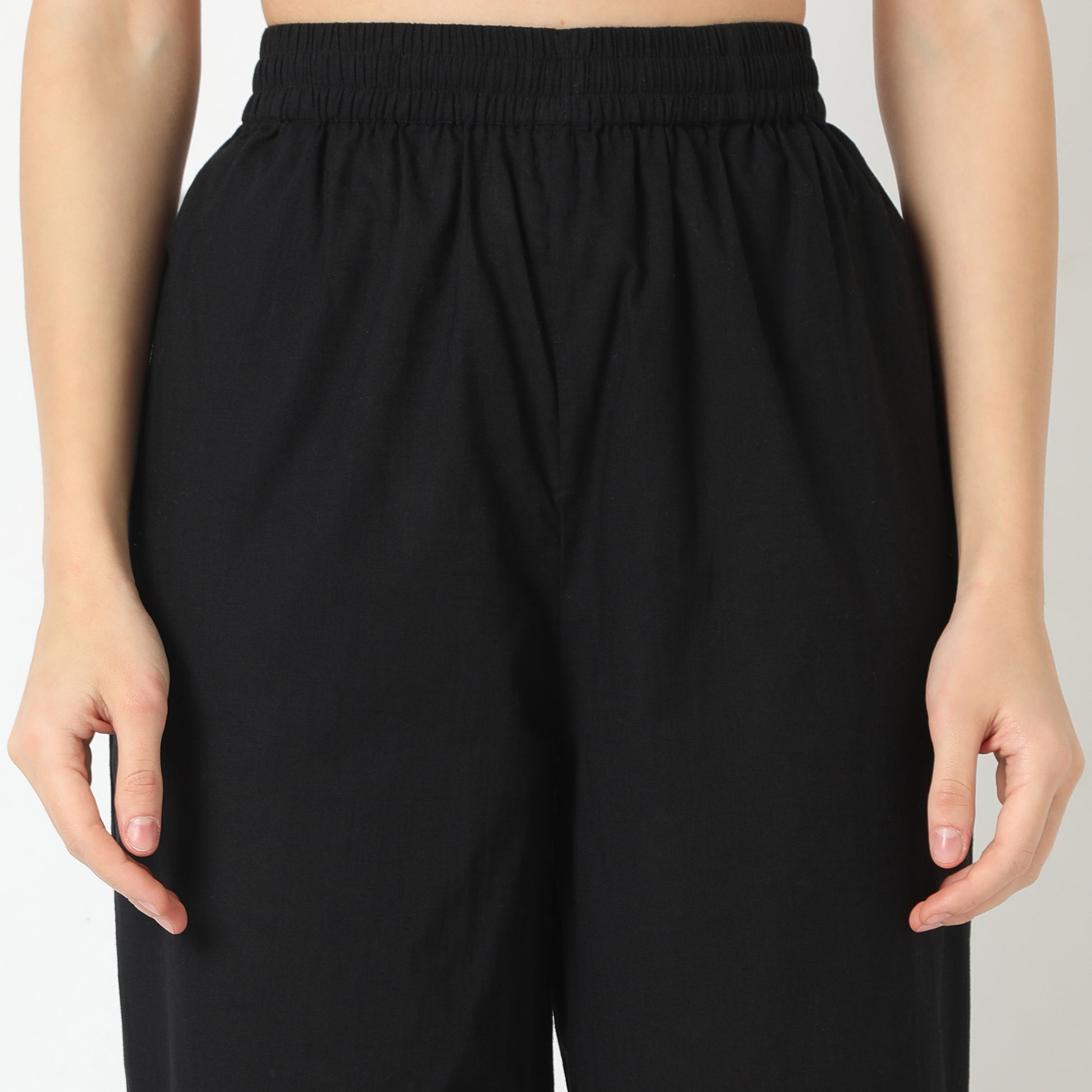 Straight Fit Solid Ankle Length Mid Rise Pants