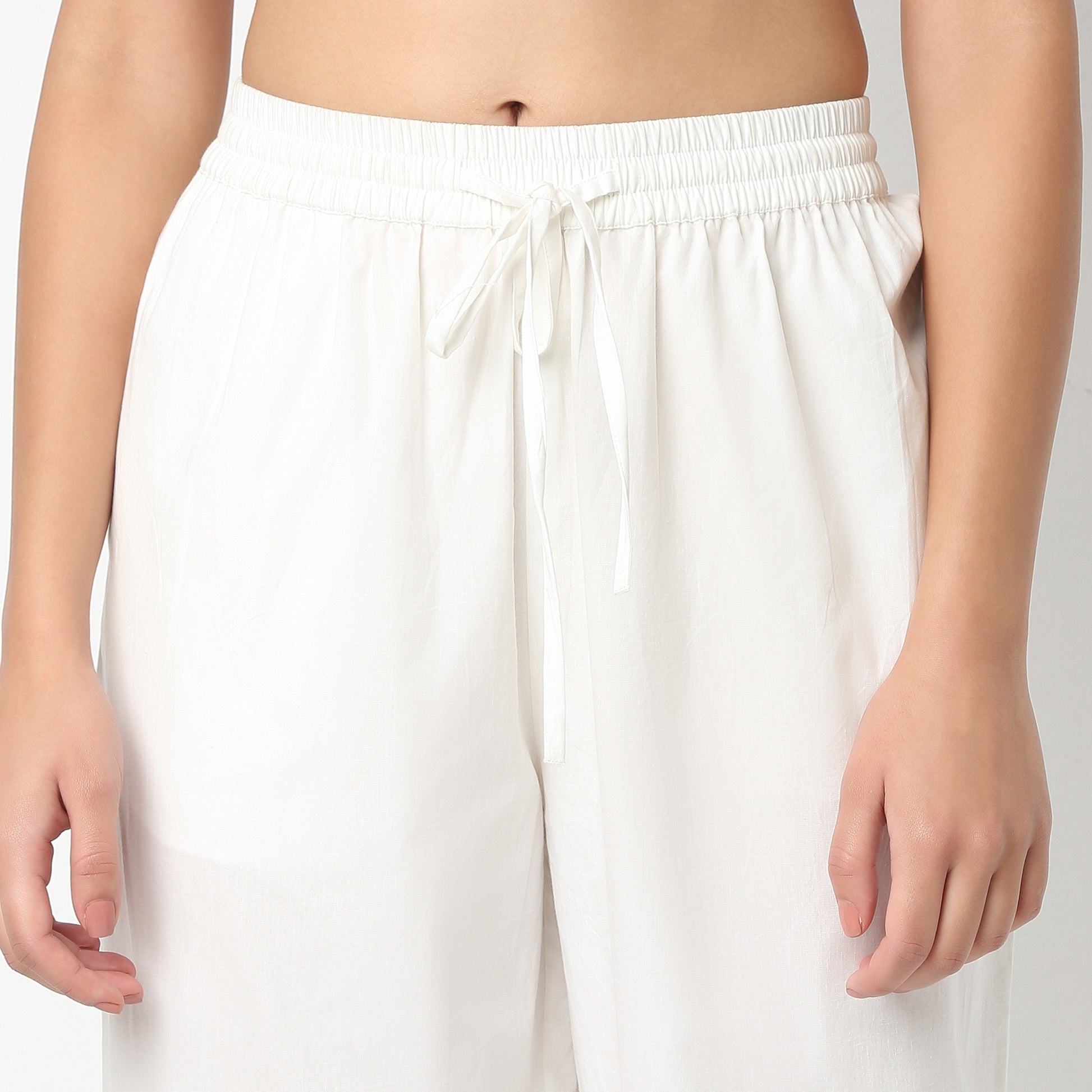 Straight Fit Solid Ankle Length Mid Rise Pants