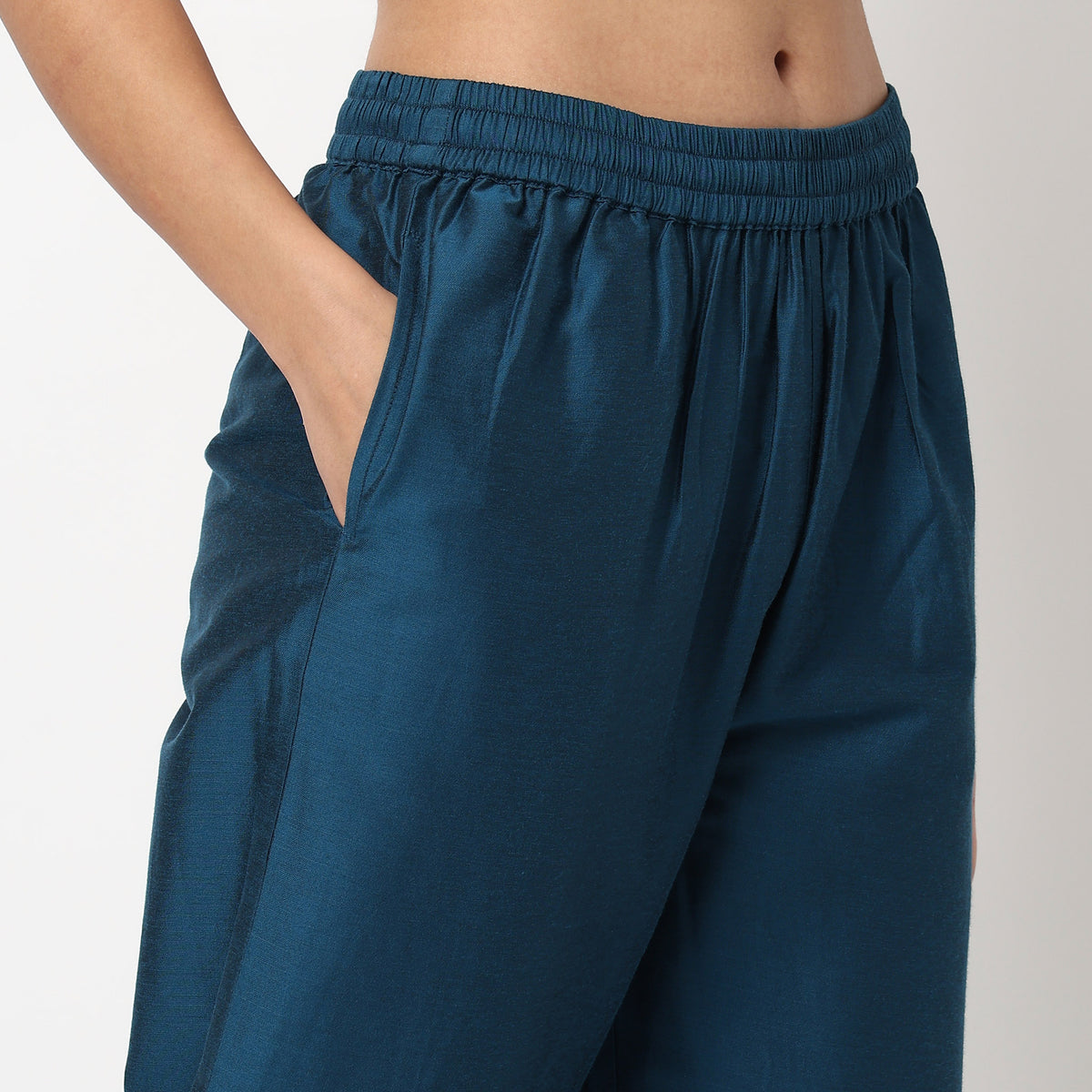 Buy Women Straight Fit Solid Ankle Length Mid Rise Pants  - Style Union