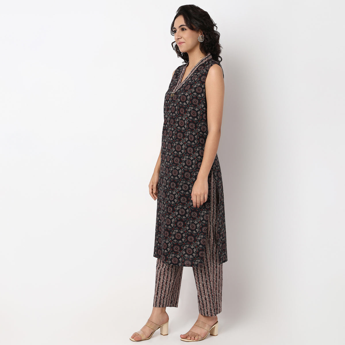 Floral Print V-Neck Straight Sleeveless Kurta With Pant Set