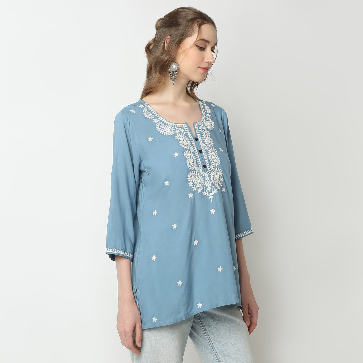 Straight Fit Embroidered Round Neck Kurta