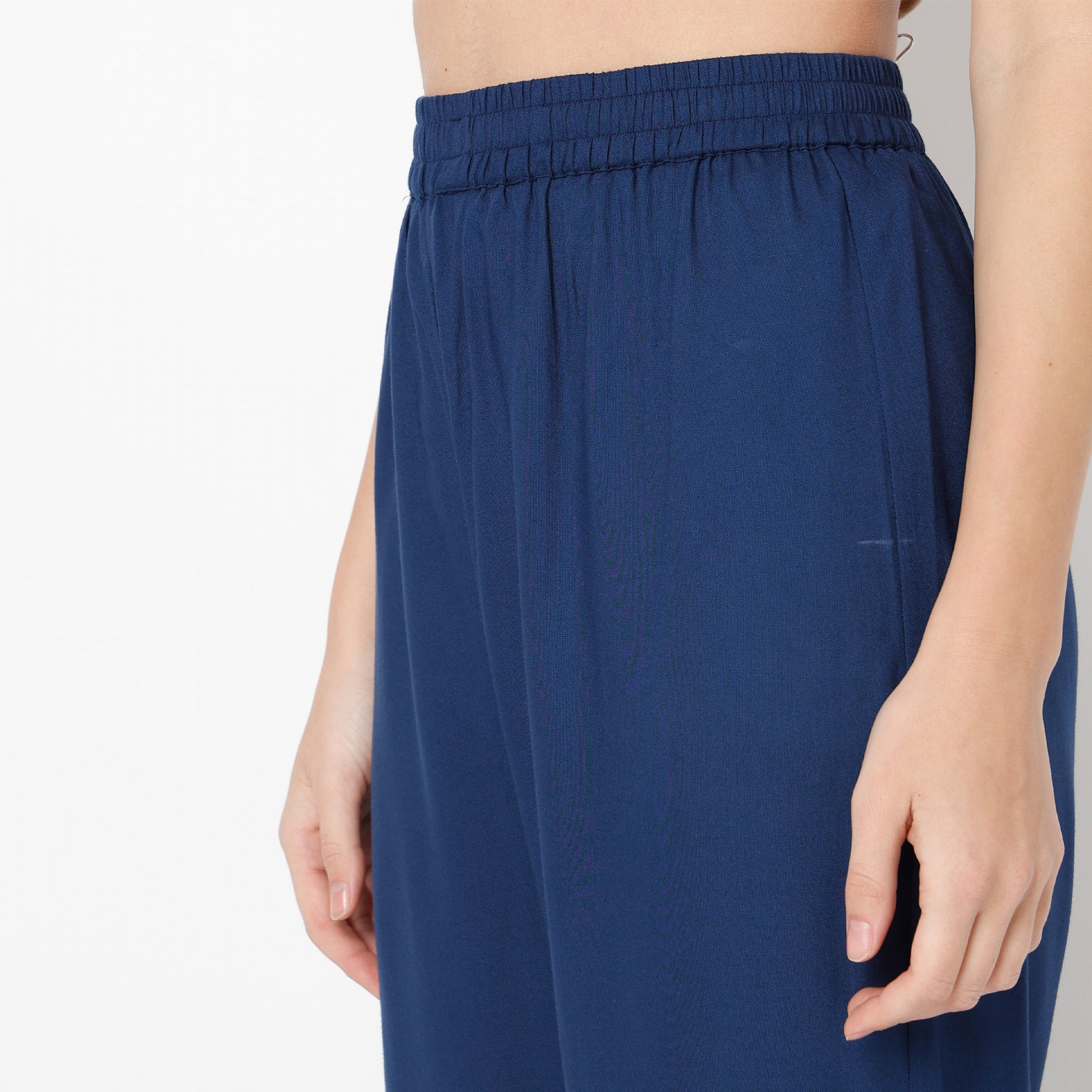 Straight Fit Solid Ankle Length Mid Rise Pants