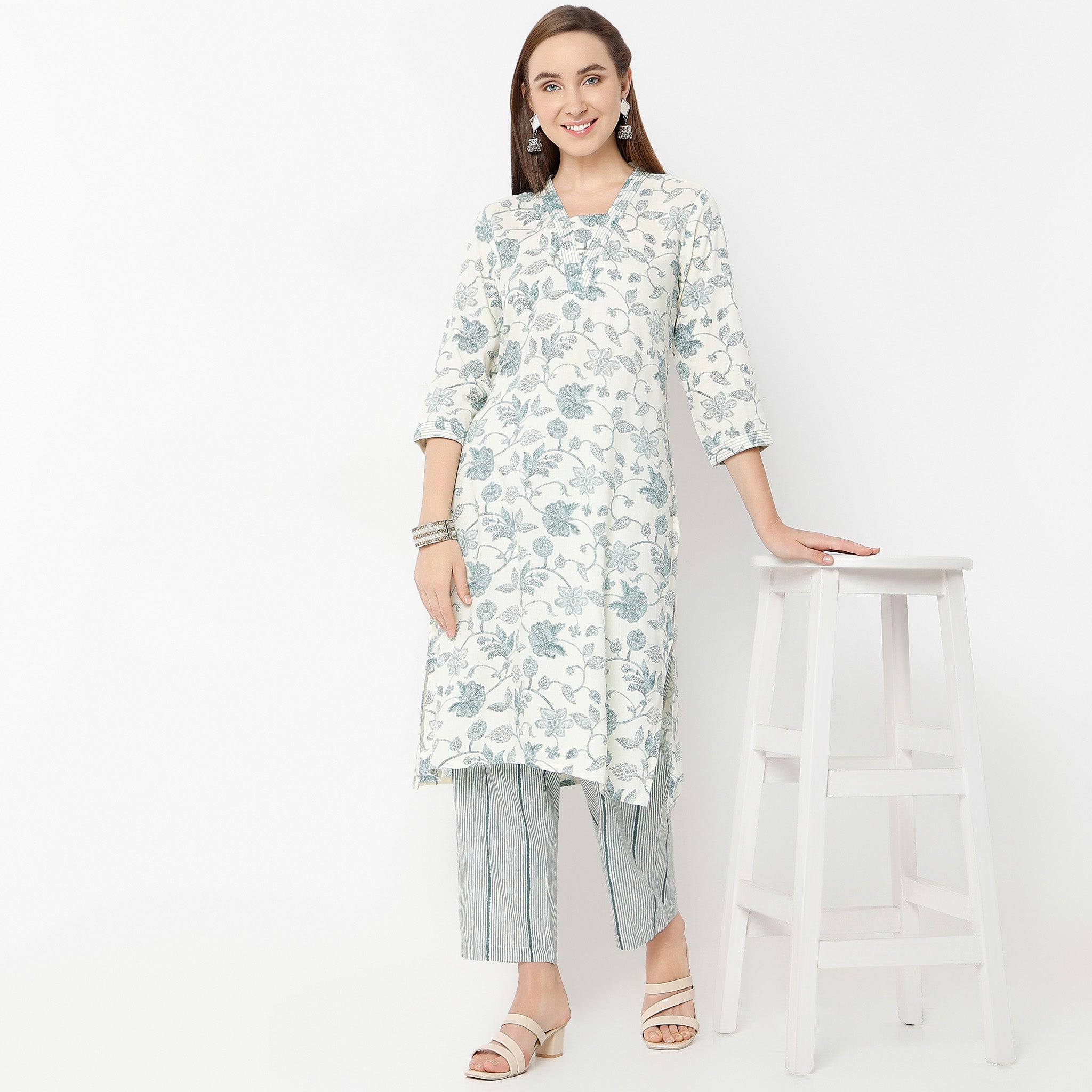 Straight Fit Printed Ankle Length Mid Rise Pants