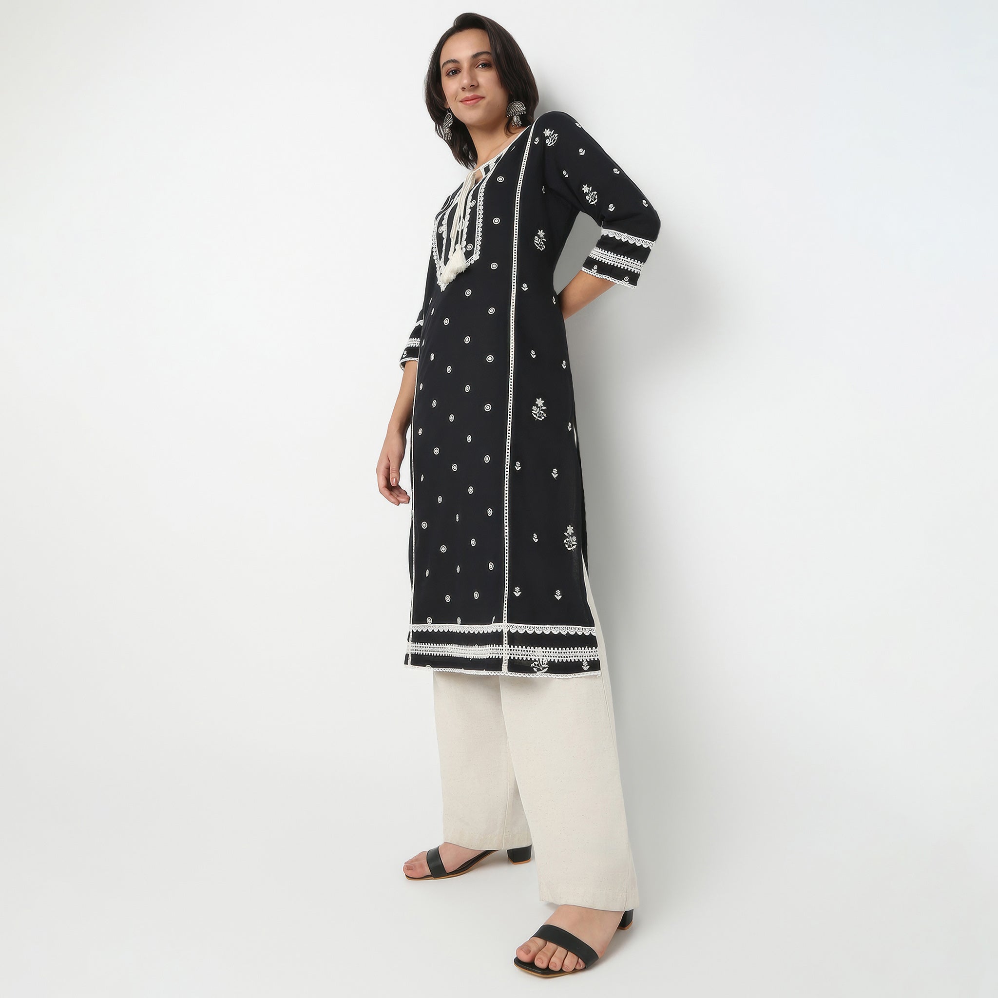 Straight Fit Embroidered Round Neck Kurta
