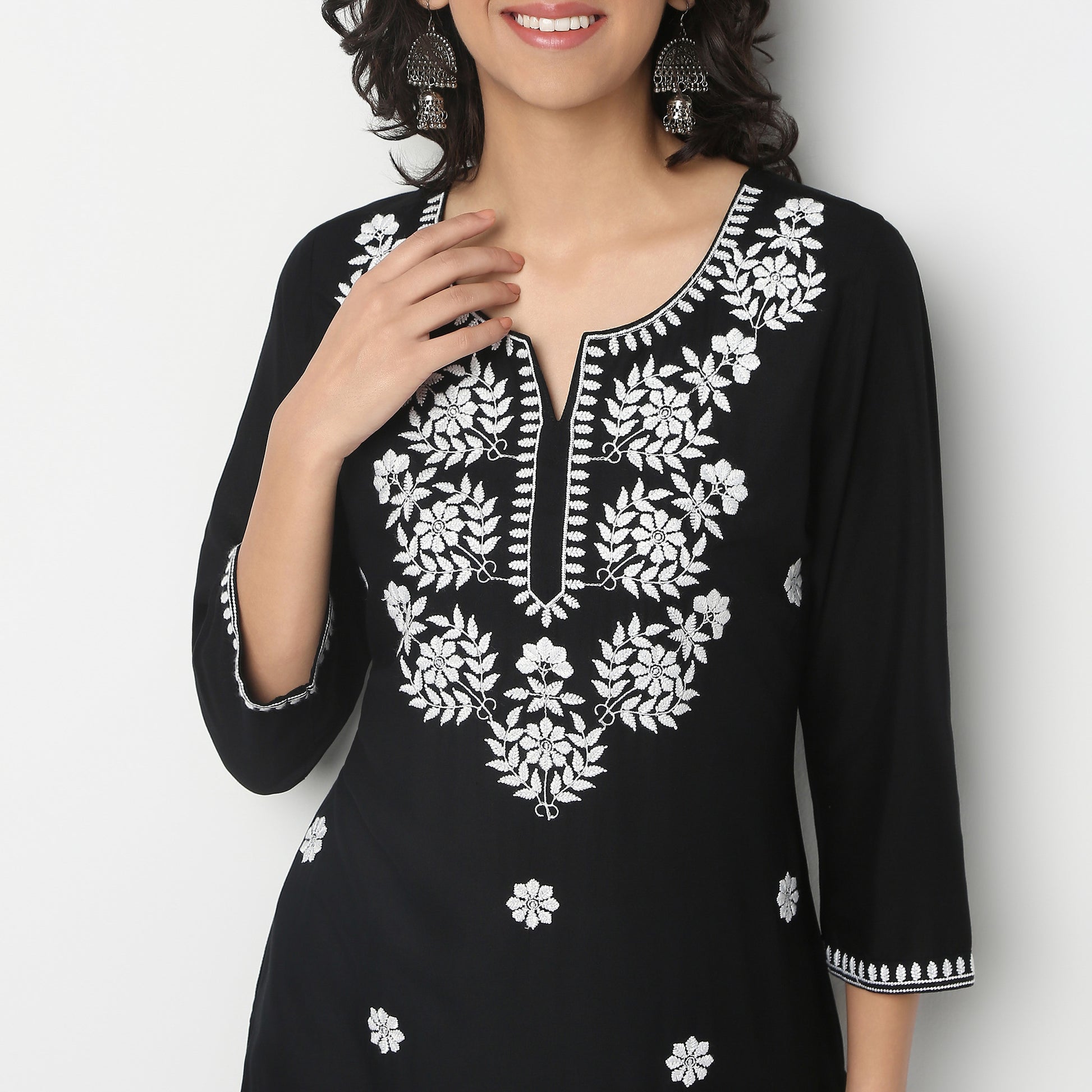 Straight Fit Embroidered Round Neck Kurta