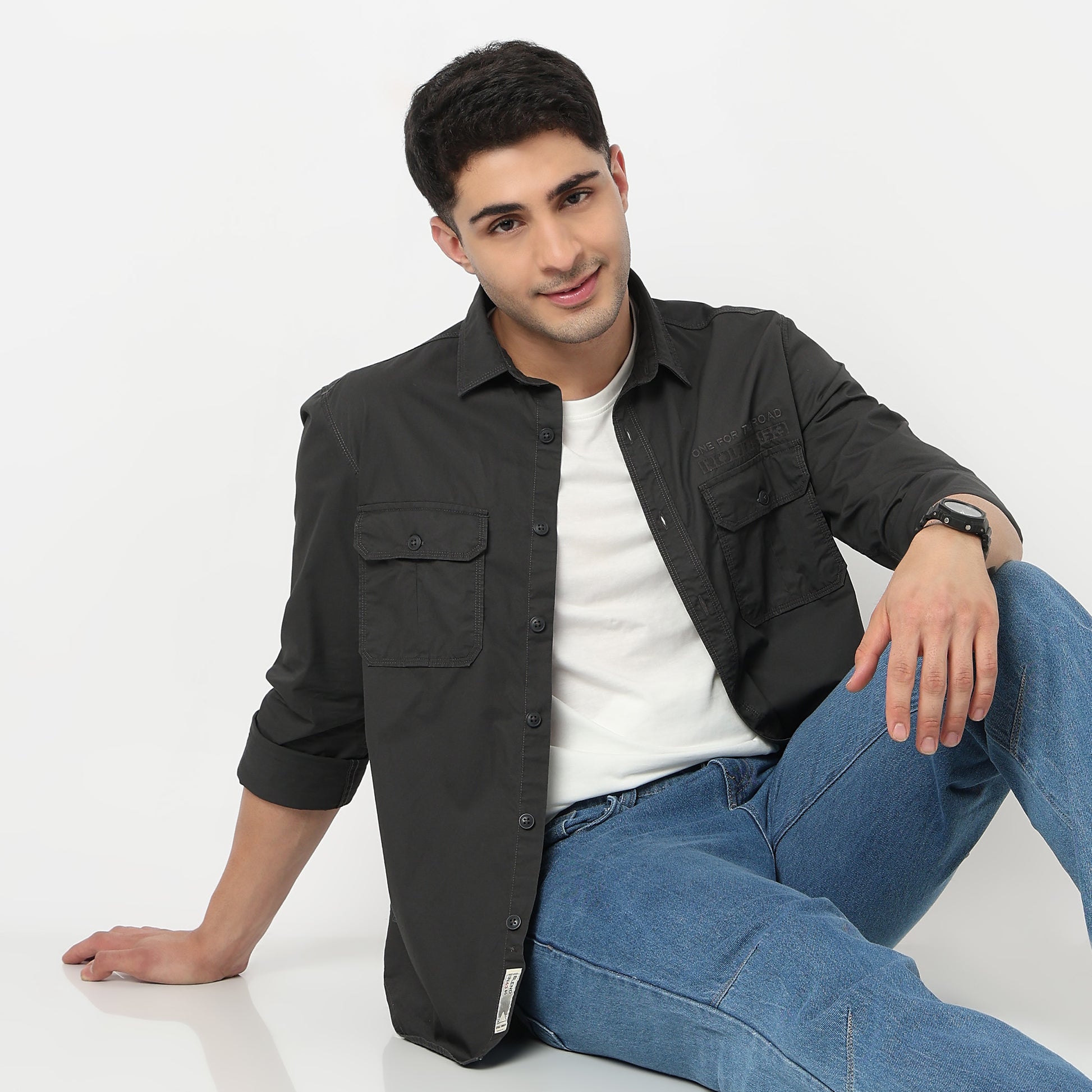 Modern Explorerᵉˣ Twin Pocket Slim Fit 100% Cotton Solid Shirt