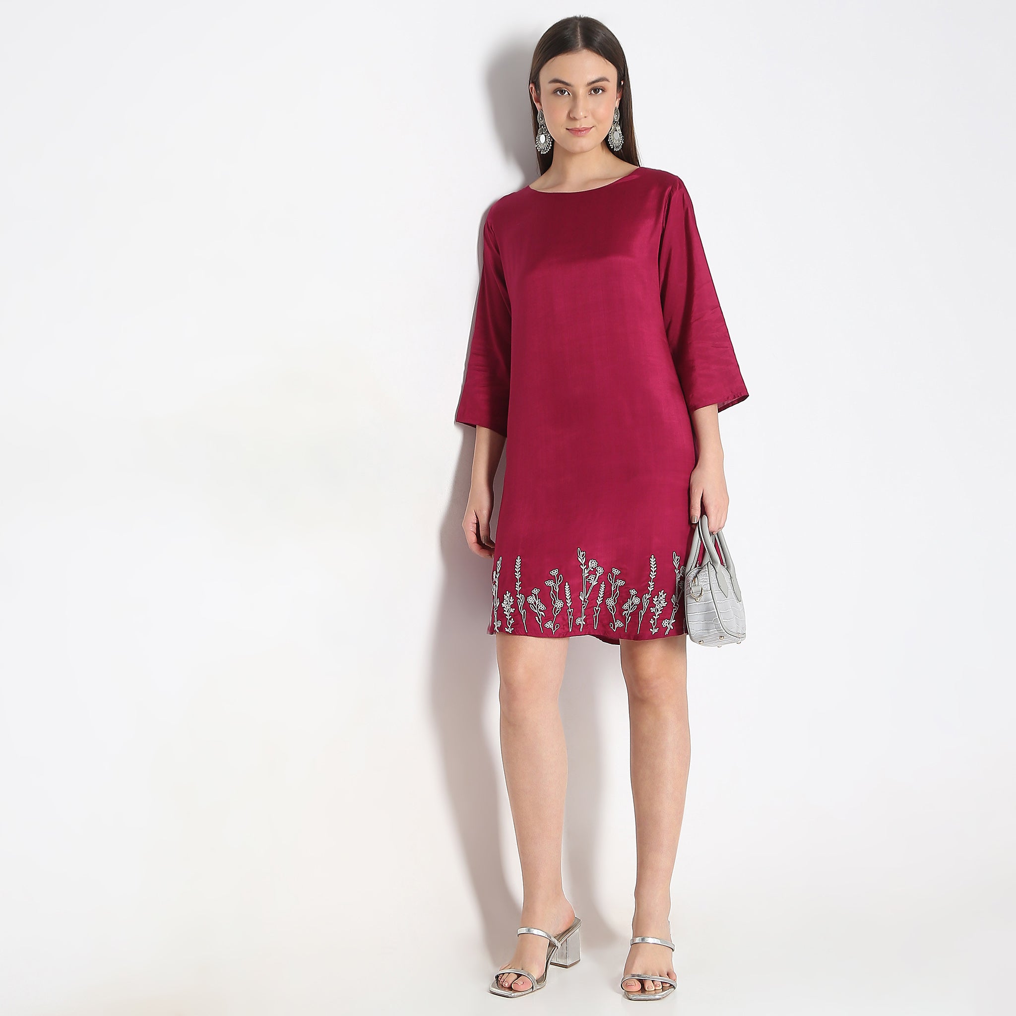 straight fit dress We love a straight-fit maxi dress! Our seasonal stunner in midweight linen is detailed with angled patch pockets and exaggerated side vents. Warm it up with a cropped cardigan, or dress it