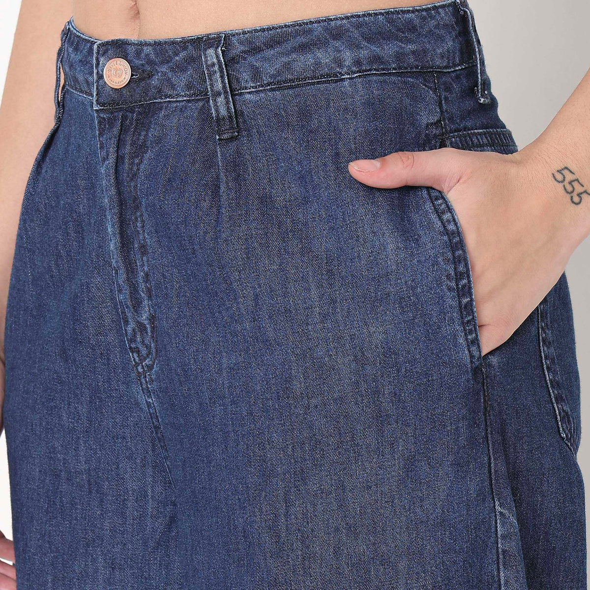 Women Wearing Wide Leg Solid High Rise Jean