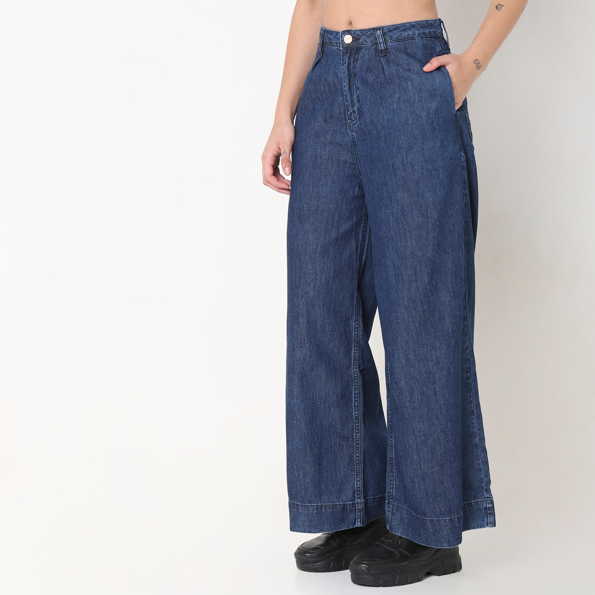 Women Wearing Wide Leg Solid High Rise Jean