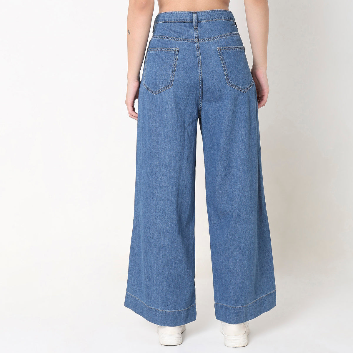 Women Wearing Wide Leg Solid High Rise Jean