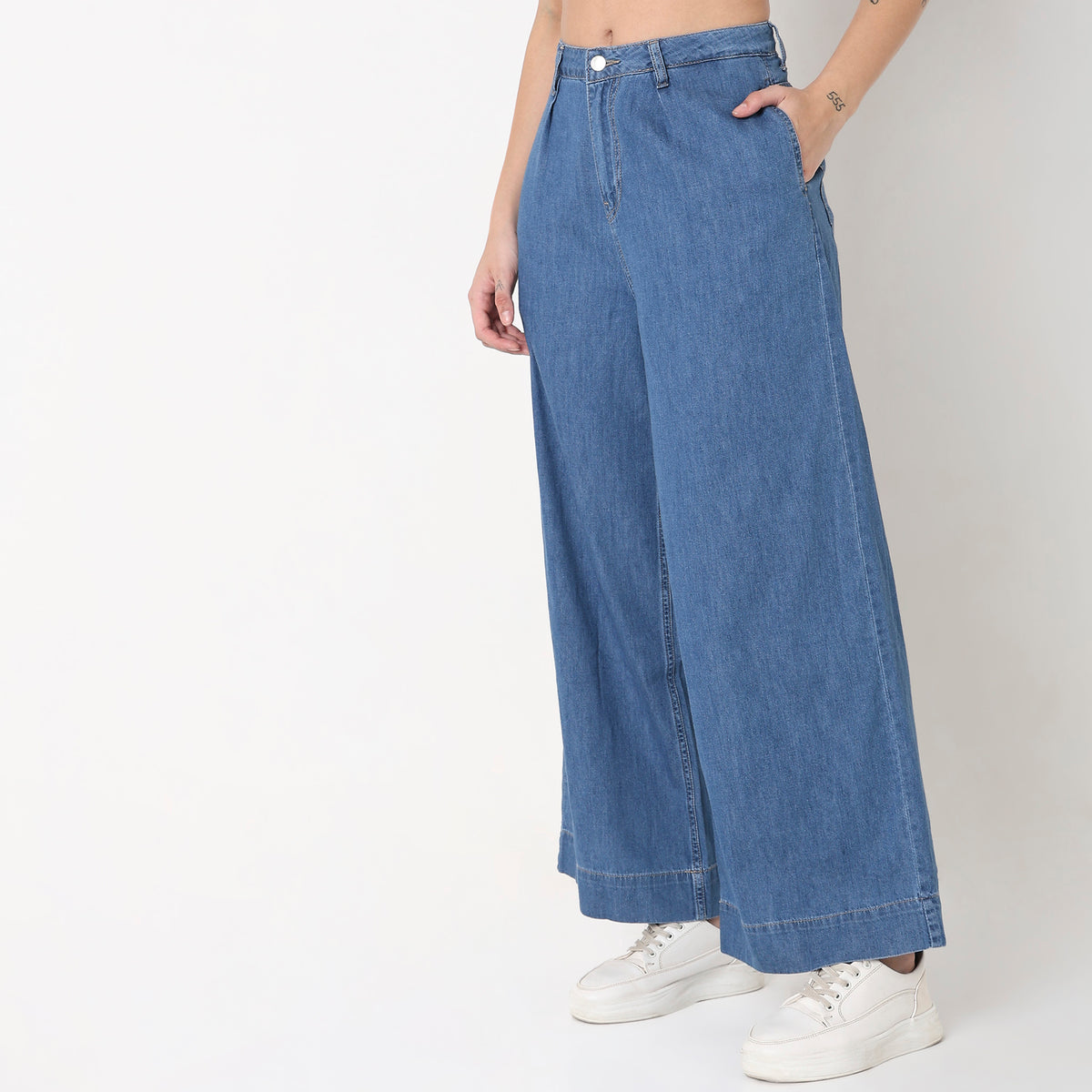 Women Wearing Wide Leg Solid High Rise Jean