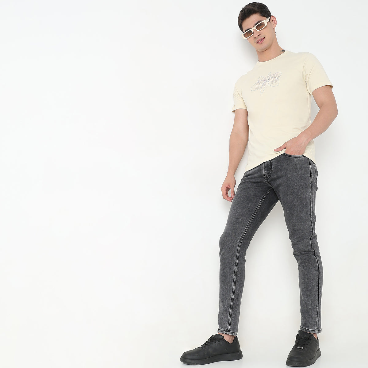 Comfort Fit Solid Mid Rise Jeans