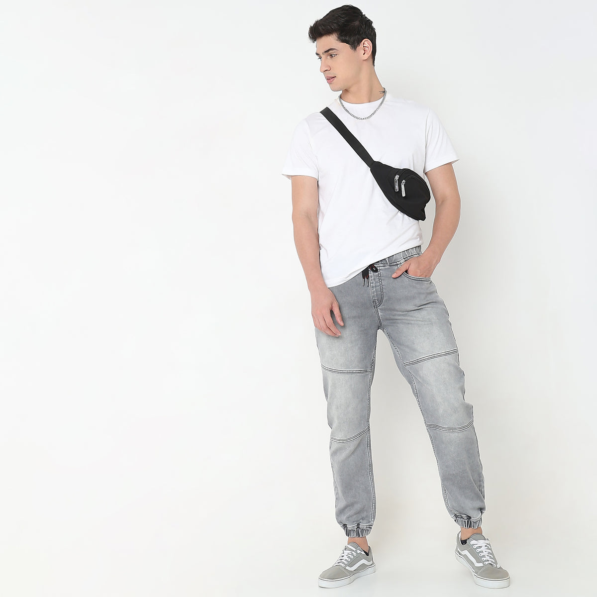 Regular Fit Solid Mid Rise Jeans