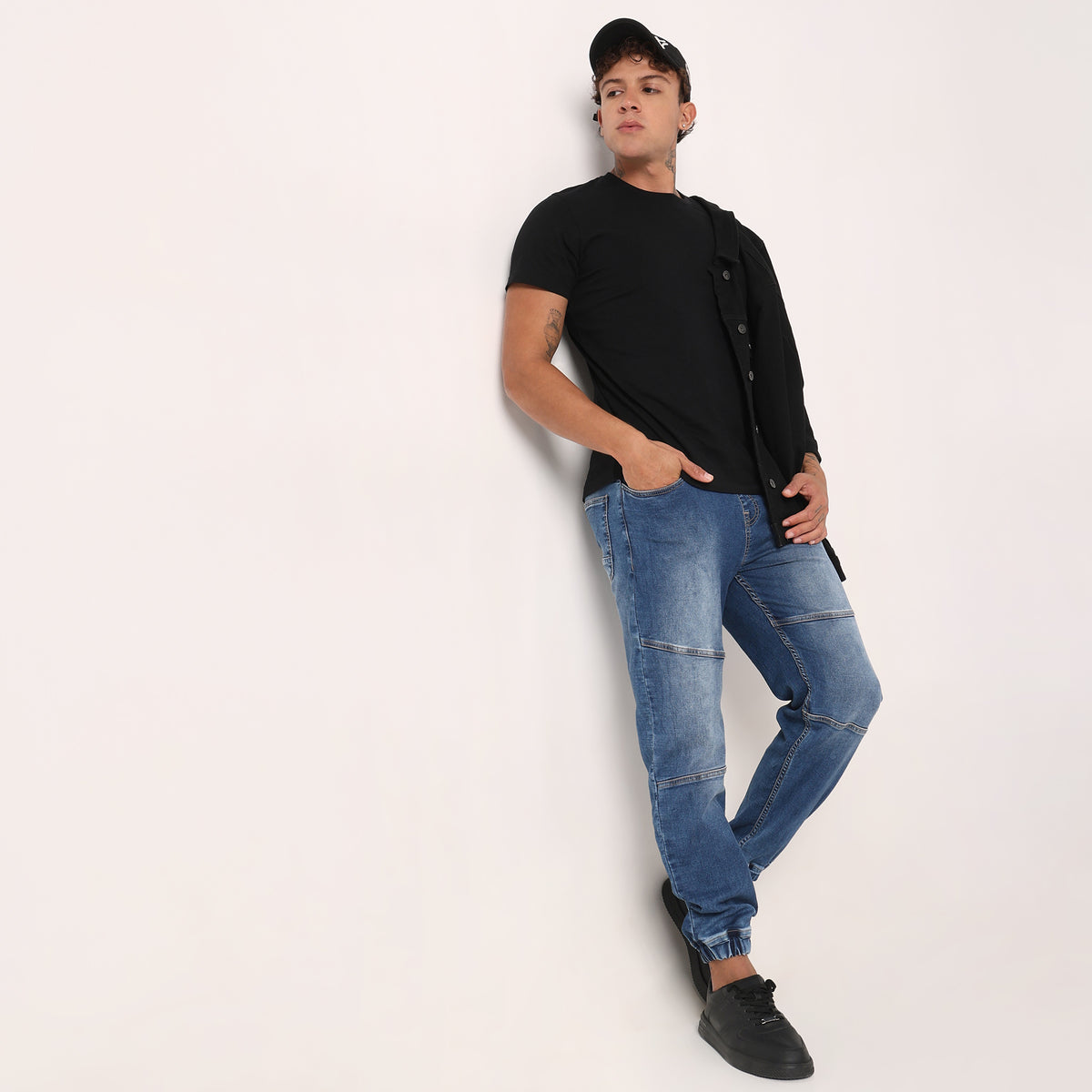 Regular Fit Solid Mid Rise Jeans