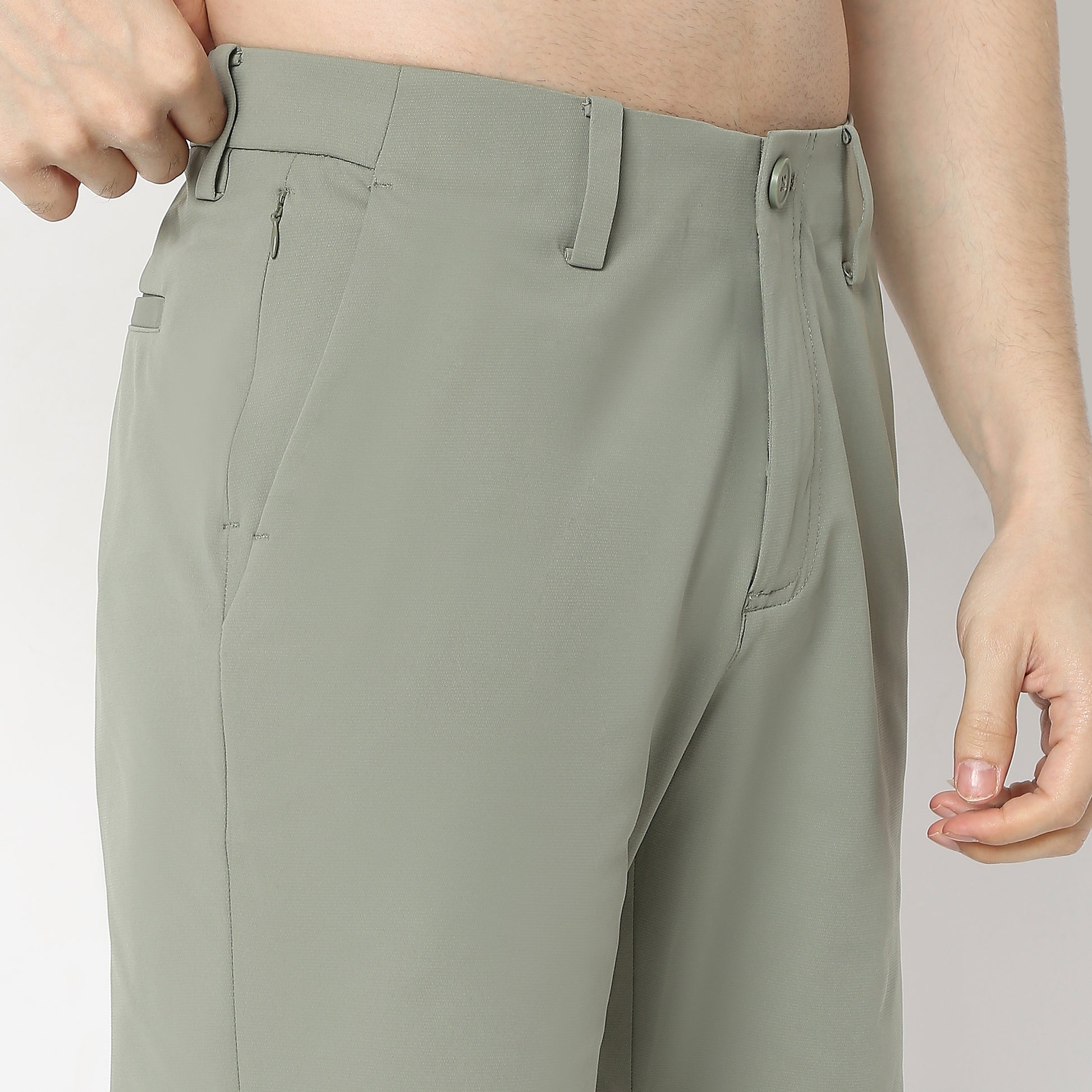 Regular Fit Solid Above Knee Mid Rise Shorts