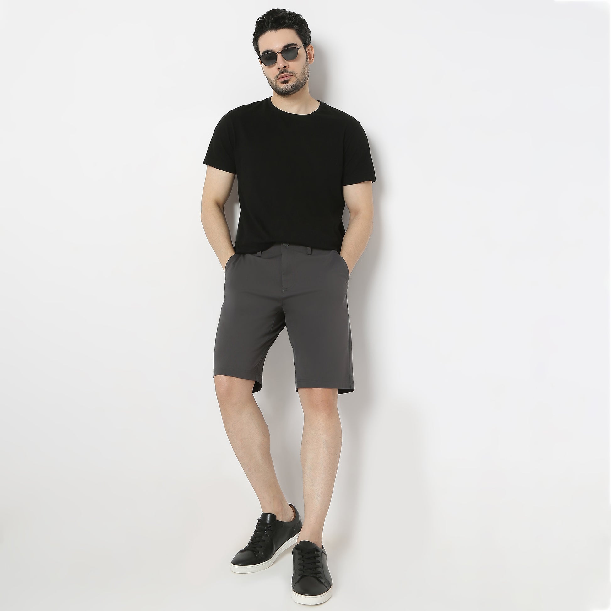 Regular Fit Solid Above Knee Mid Rise Shorts