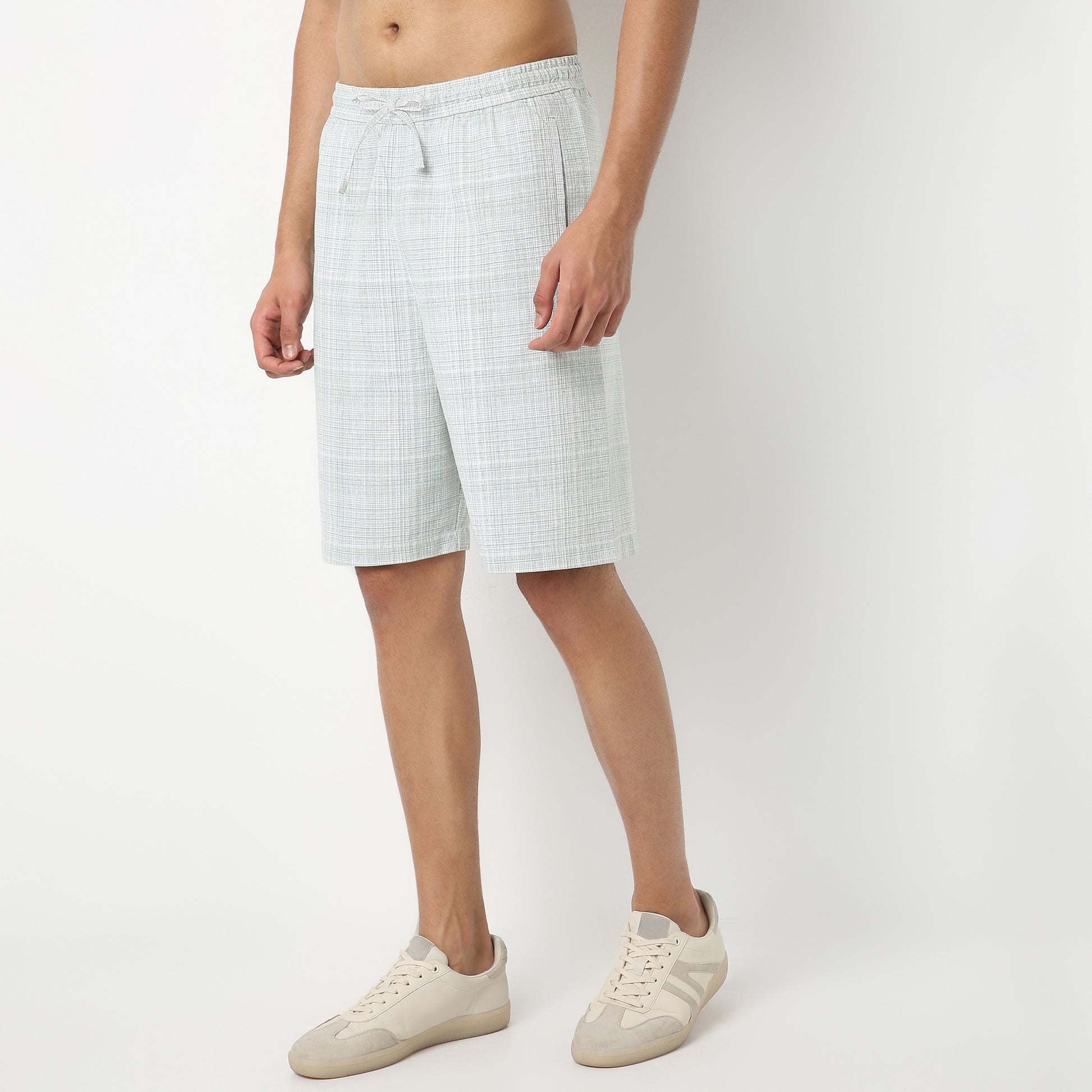 Regular Fit Solid Above Knee Mid Rise Shorts