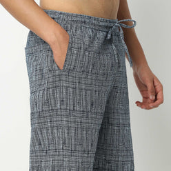 Regular Fit Textured Above Knee Mid Rise Shorts