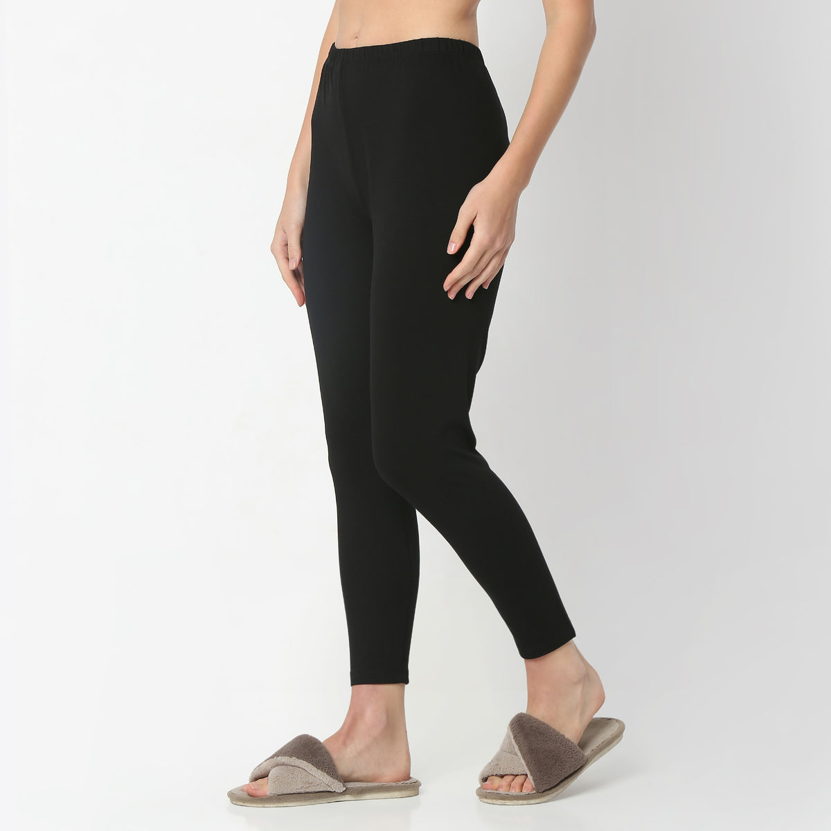 Regular Fit Solid Ankle Length Mid Rise Leggings