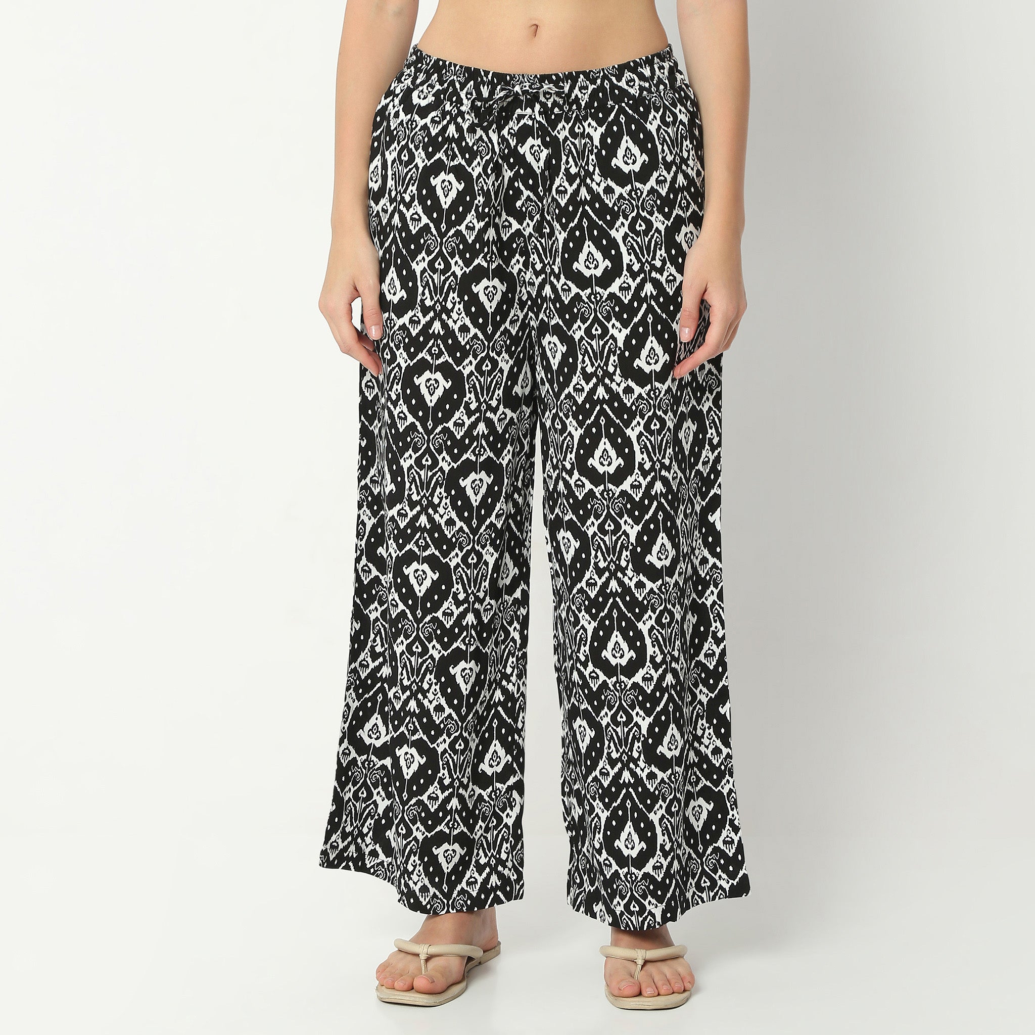 Regular Fit Printed Ankle Length Mid Rise Pyjamas